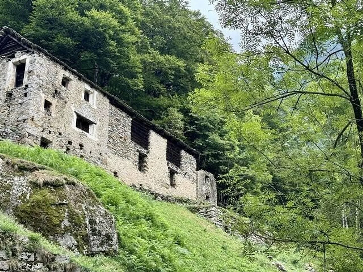 Rustic to be renovated in a very quiet, sunny location - Photo 1 of 13