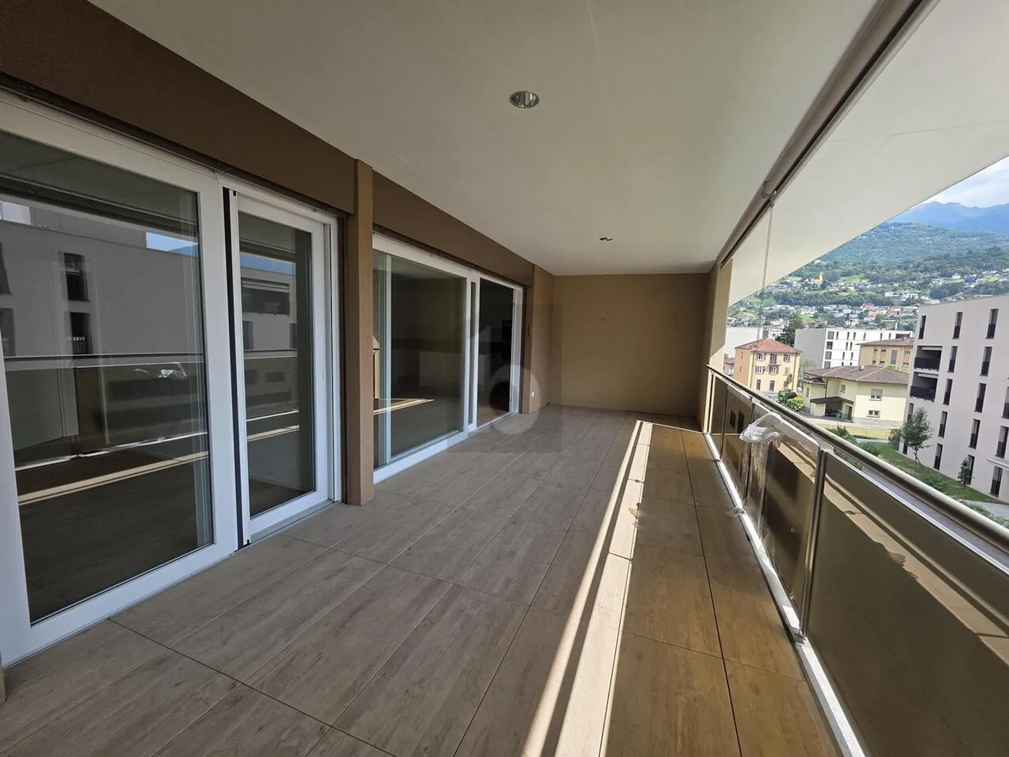Appartement ensoleillé avec vue - Photo 2 sur 4