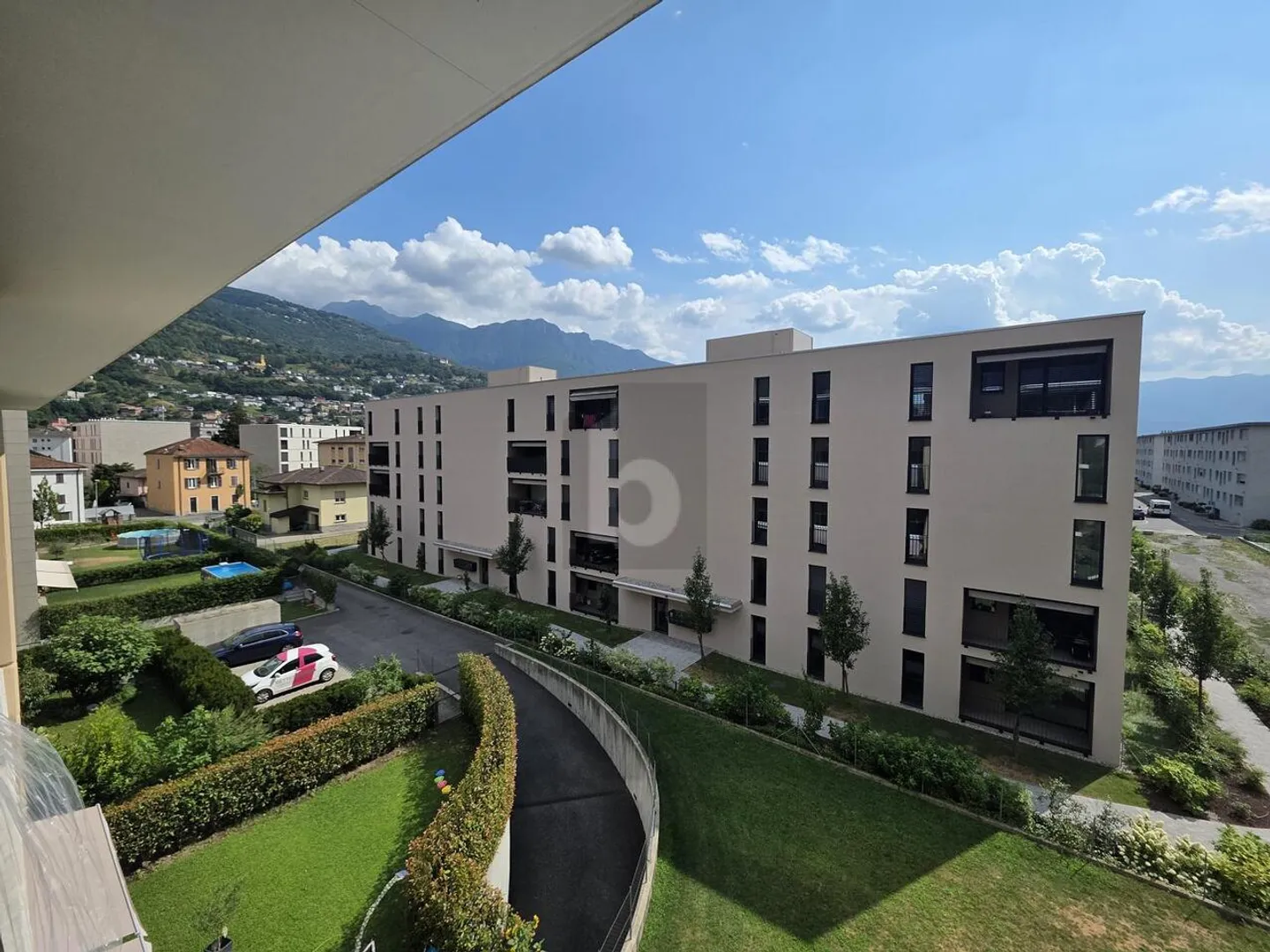 Appartement ensoleillé avec vue - Photo 3 sur 4