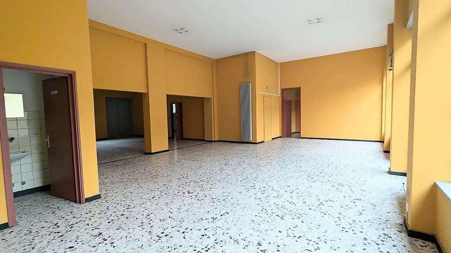 Chiasso, 3.5 with parking spaces, commercial premises - Photo 1 of 7