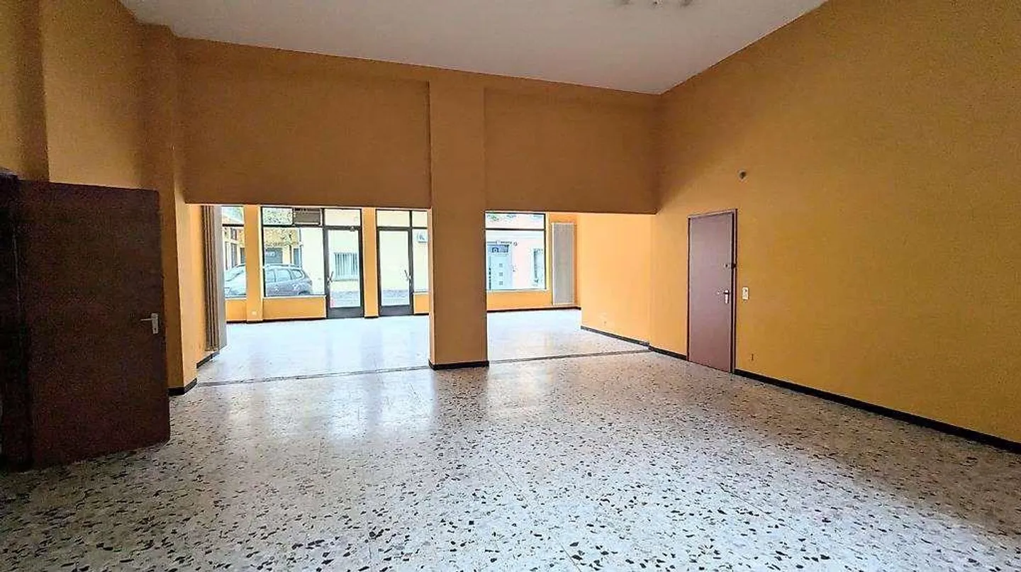 Chiasso, 3.5 with parking spaces, commercial premises - Photo 4 of 7