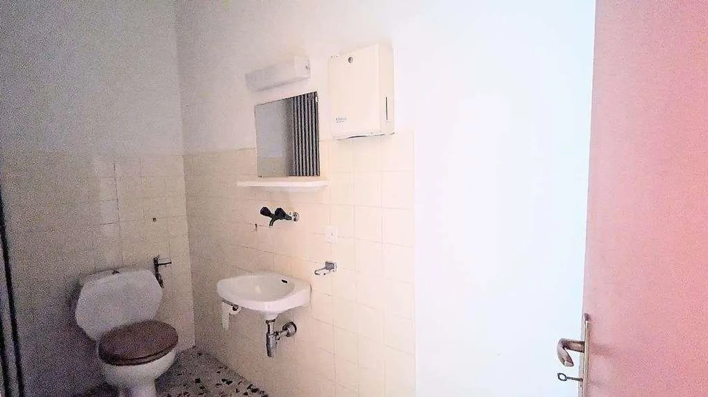 Chiasso, 3.5 with parking spaces, commercial premises - Photo 6 of 7