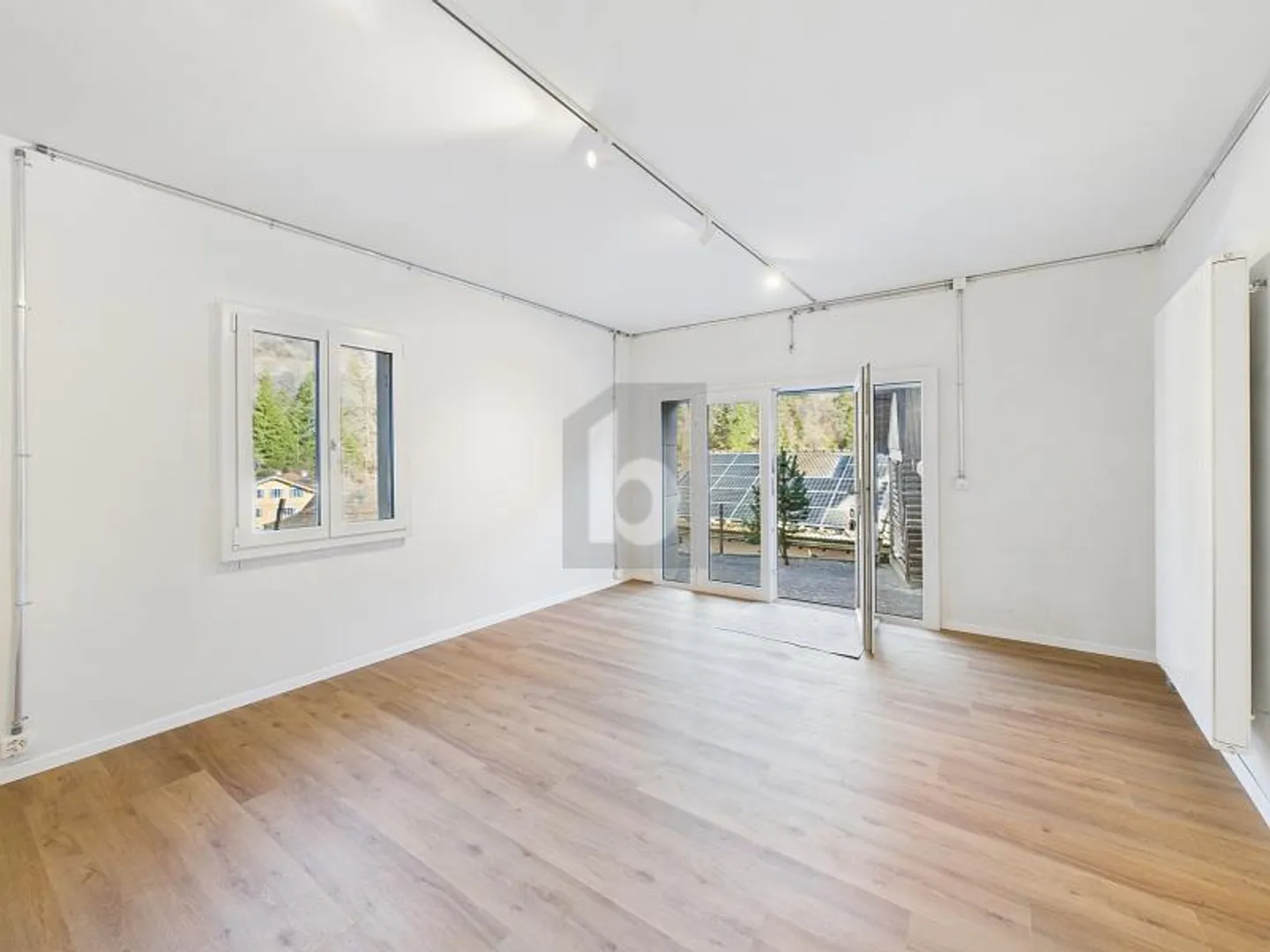 MODERNE RÉNOVÉE AU CENTRE - Photo 1 sur 6