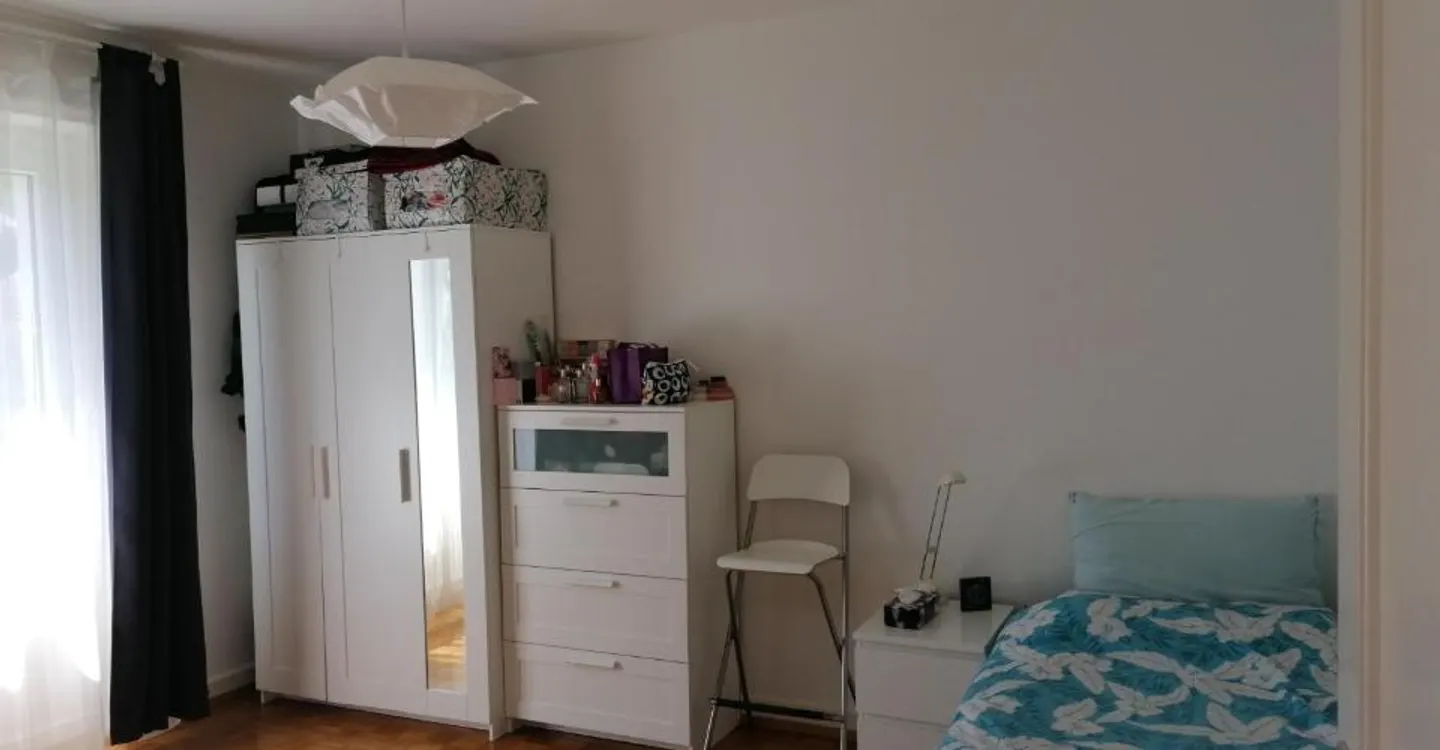 Renovated studio on the 3rd floor with balcony - Photo 2 of 3