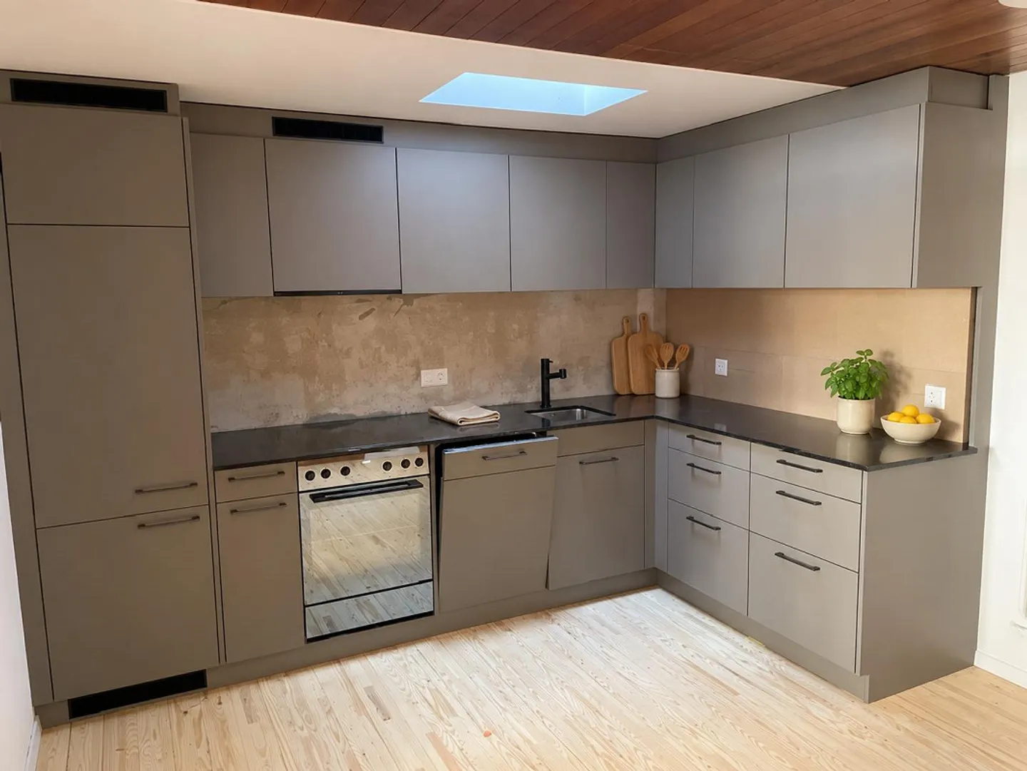 Charming, newly renovated 3.5-room apartment on the main street in Solothurn - Photo 6 of 13