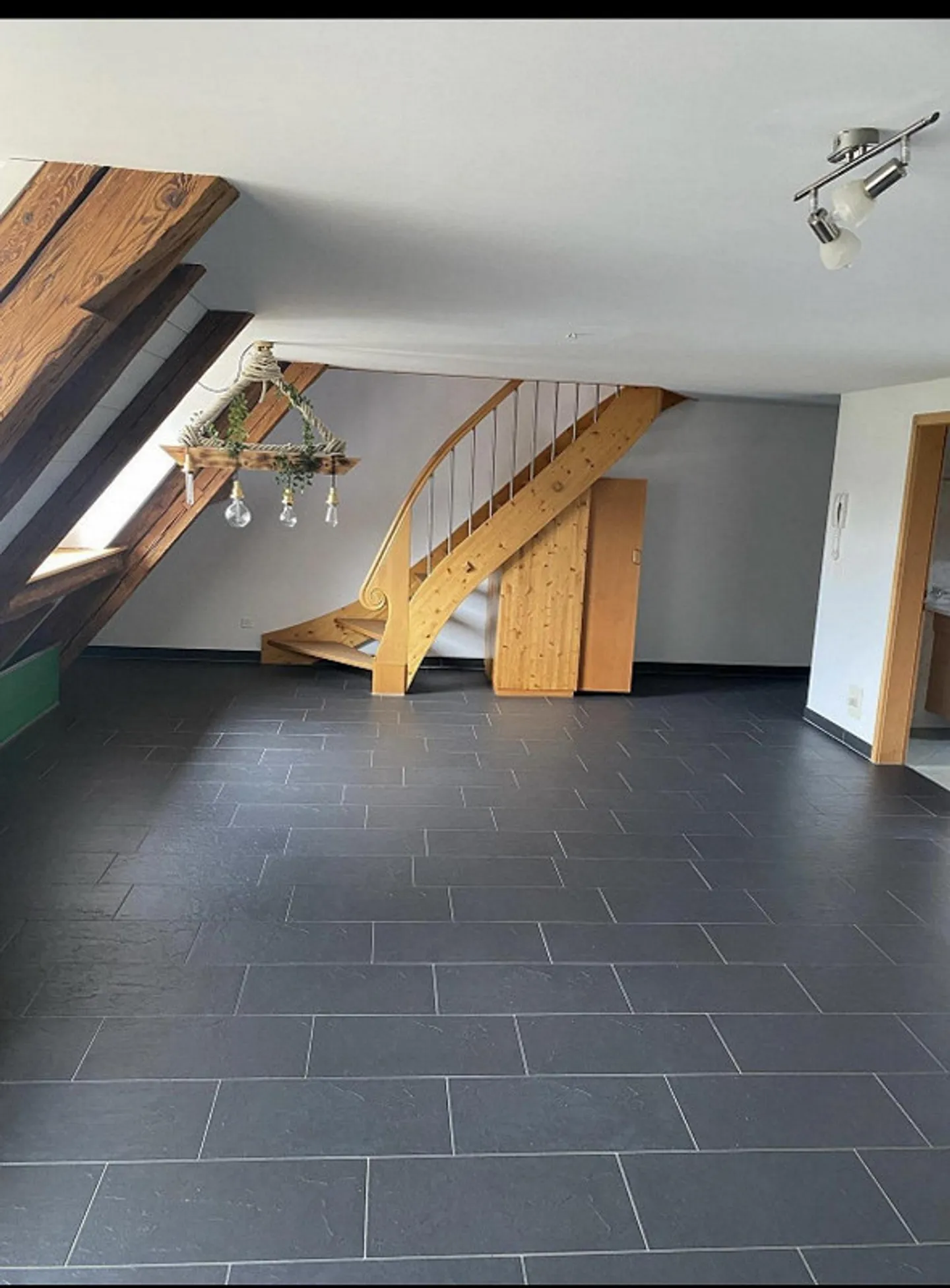 Appartamento duplex 2,5 locali con grande terrazza - disponibile immediatamente - Foto 2 di 13