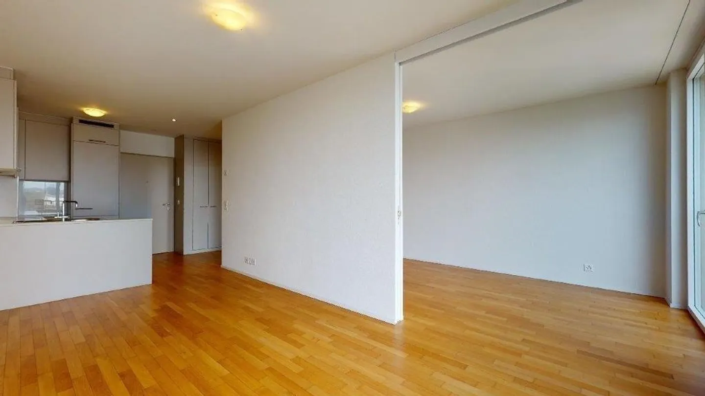 Modern apartment with seating area - Photo 4 of 5