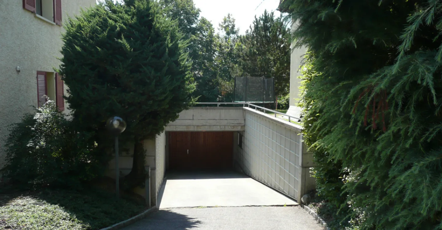 Parking space for rent in underground garage - Photo 2 of 3