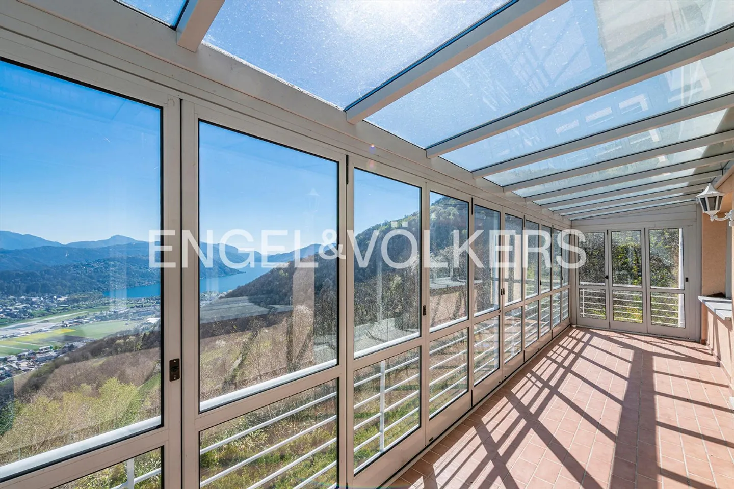 Einfamilienhaus mit atemberaubendem Seeblick - Foto 2 von 13
