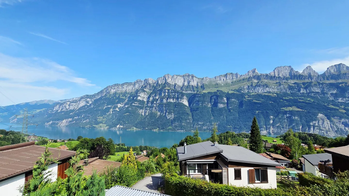 Casa unifamiliare indipendente con vista mozzafiato sul lago di Walen e bellissimo giardino - Foto 2 di 20