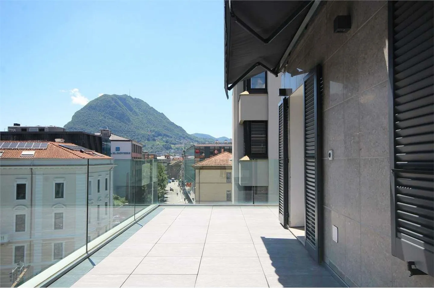 Luminoso moderno attico di 3,5 loc. in centro città - Foto 11 di 12