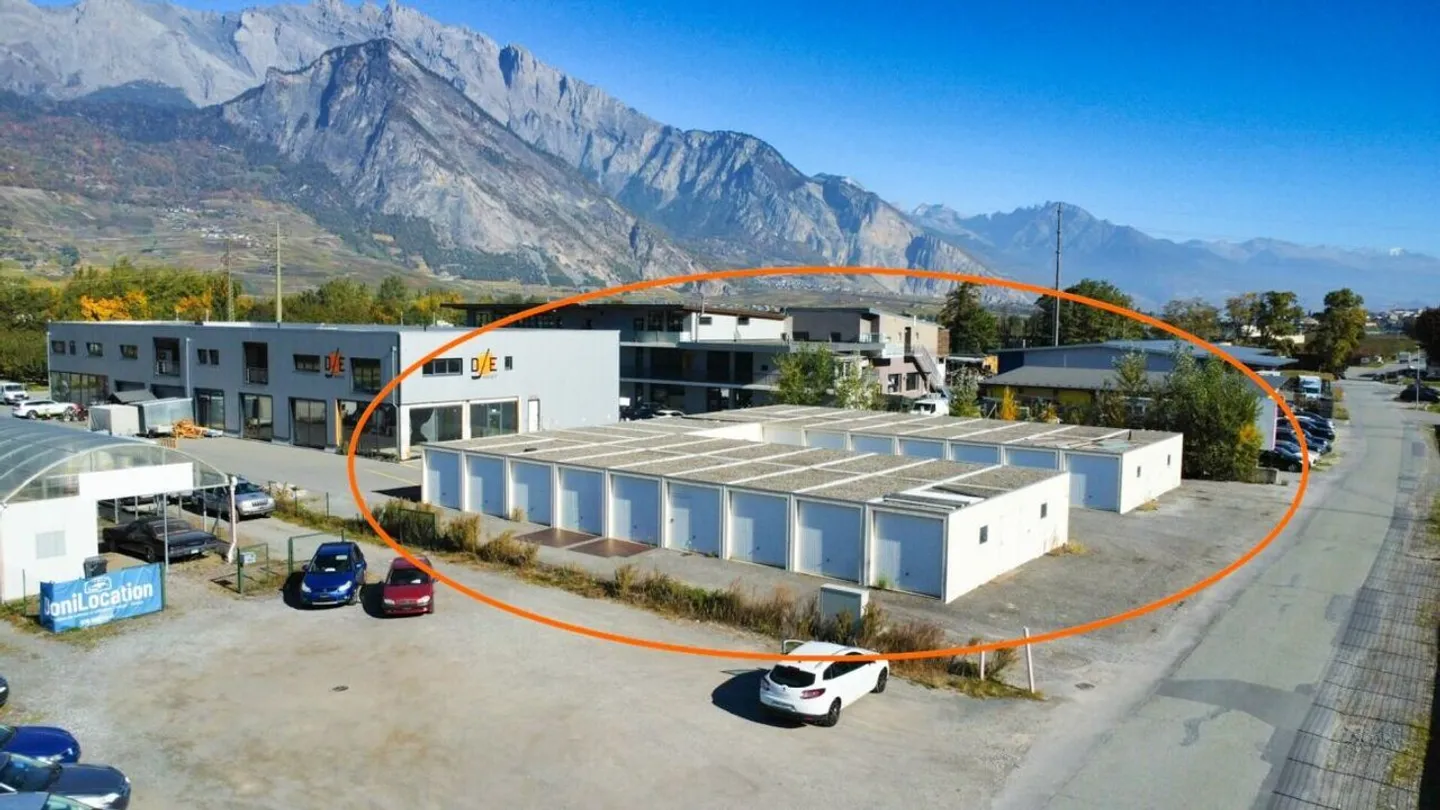 Terrain avec autorisation de construire - Photo 2 sur 8
