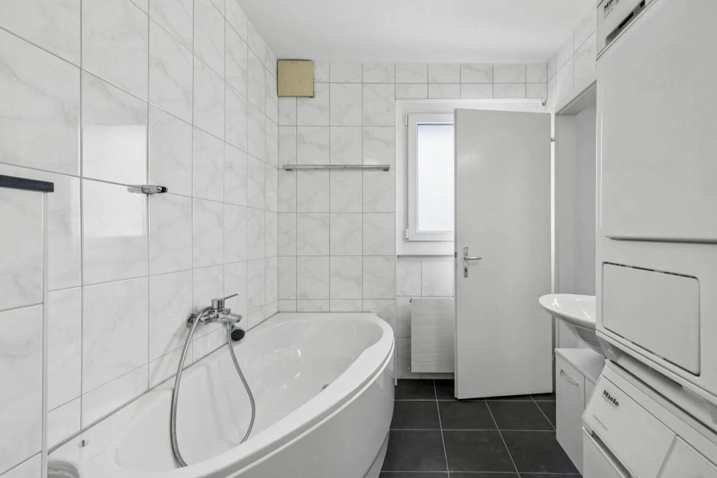 Exclusive and spacious 5 1/2-room attic apartment with 145 m2 terrace - Photo 8 of 10