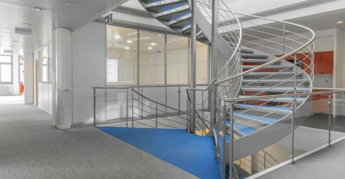 MULTIFUNCTIONAL BUILDING OF 3 LEVELS IN MEYRIN - Photo 3 of 13