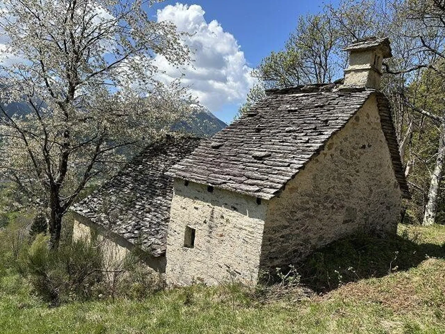 Maison rustique de 4 pièces à rénover avec beaucoup d'espace extérieur dans un emplacement isolé, très ensoleillé, calme avec vue panoramique - Photo 2 sur 13