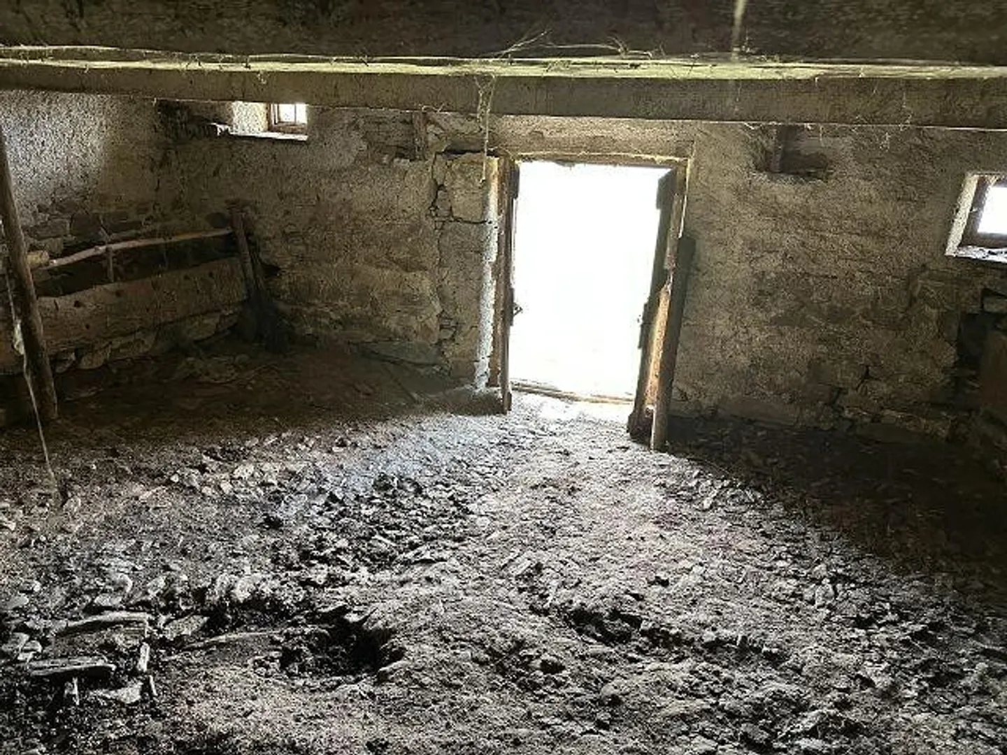 Maison rustique de 4 pièces à rénover avec beaucoup d'espace extérieur dans un emplacement isolé, très ensoleillé, calme avec vue panoramique - Photo 3 sur 13