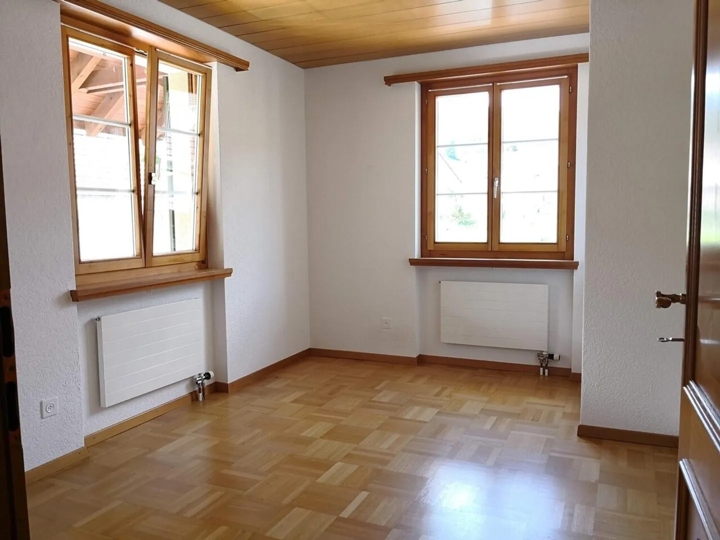 Charming Apartment with Washer - Photo 3 of 9