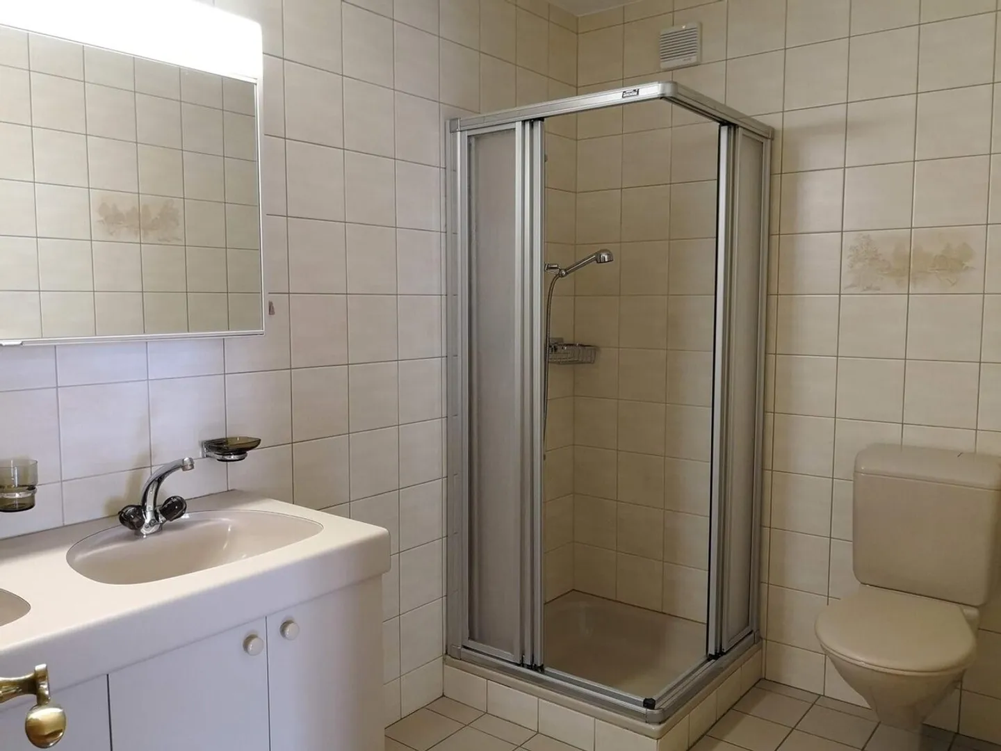 Charming Apartment with Washer - Photo 4 of 9