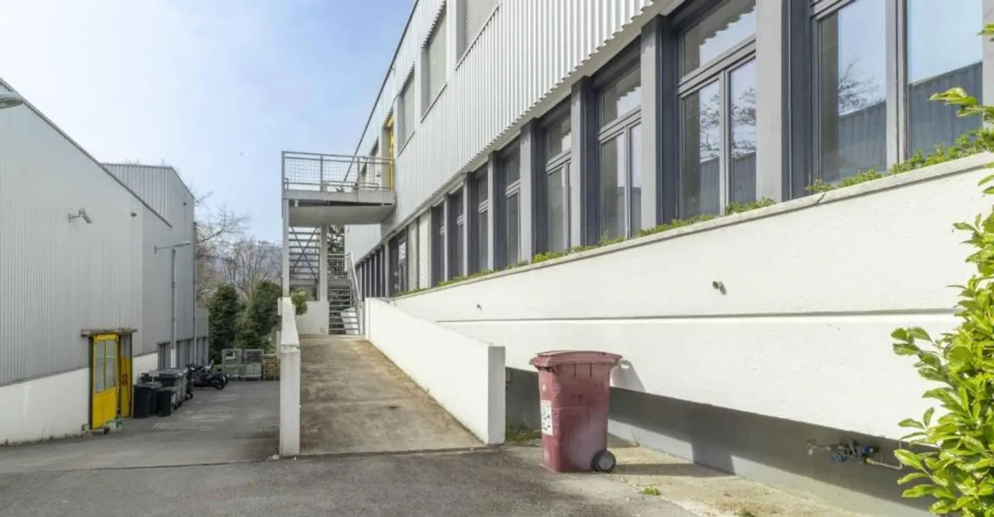 MULTIFUNCTIONAL BUILDING OF 3 LEVELS IN MEYRIN - Photo 10 of 13