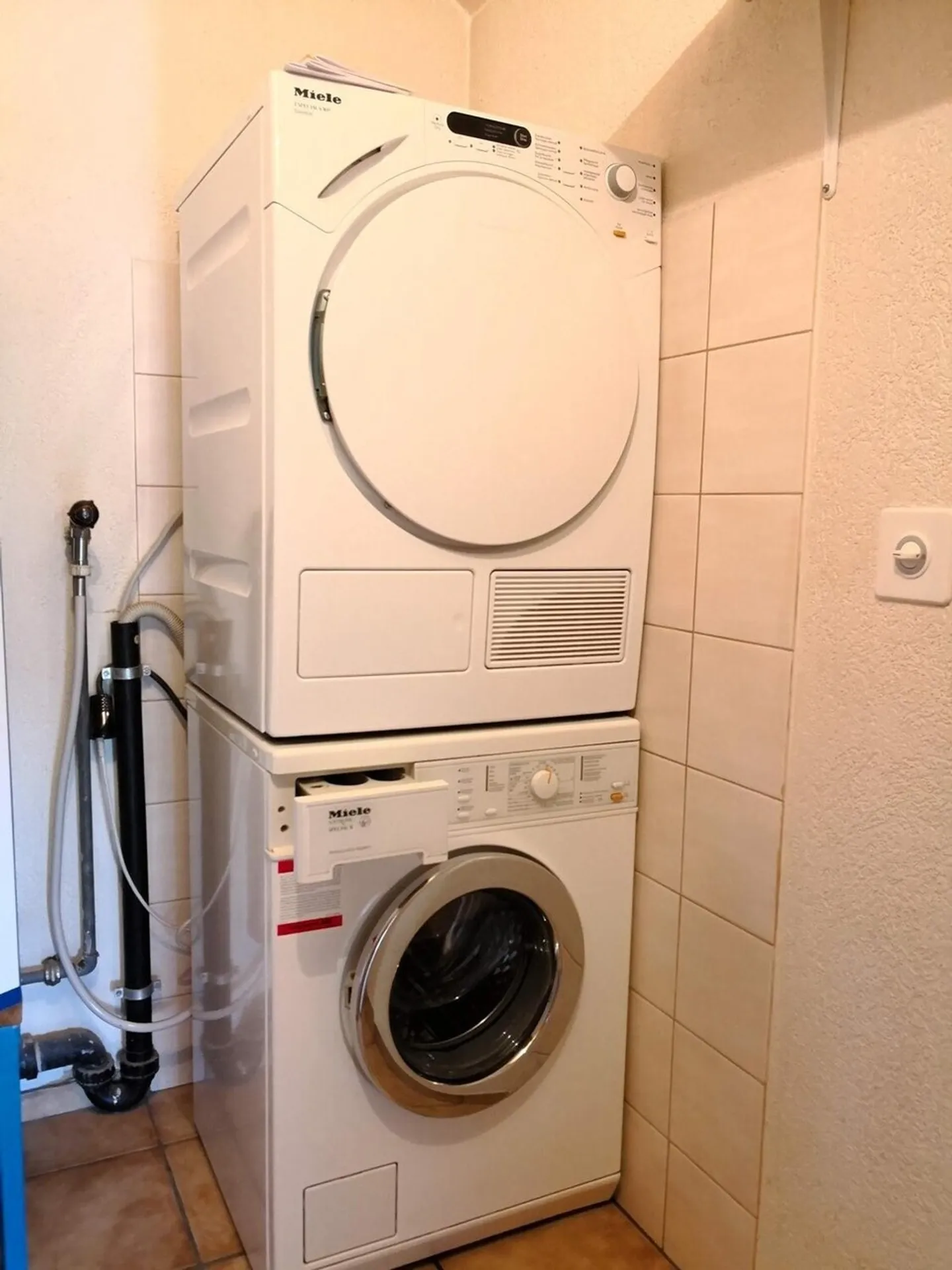 Charming Apartment with Washer - Photo 5 of 9