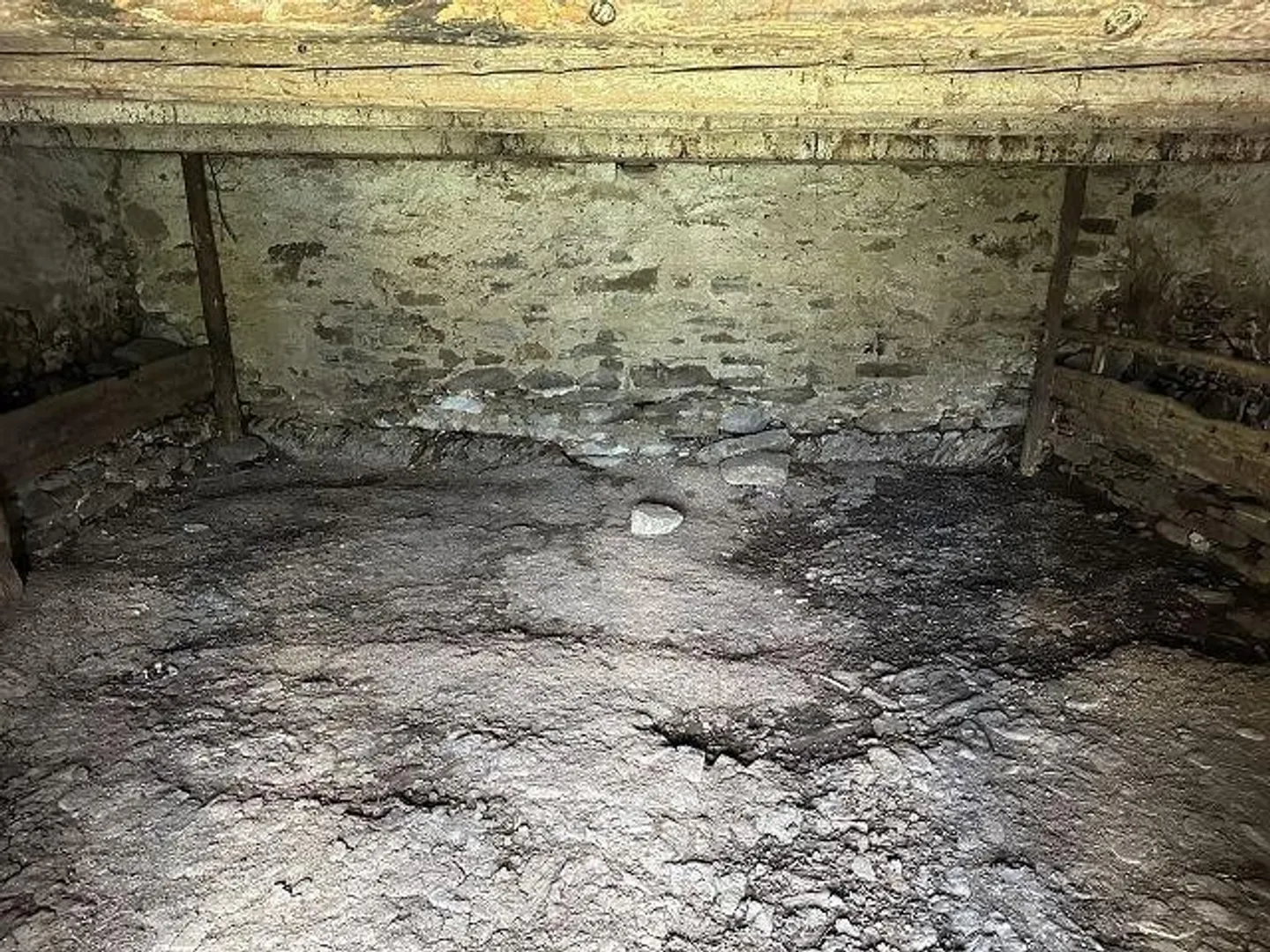 Maison rustique de 4 pièces à rénover avec beaucoup d'espace extérieur dans un emplacement isolé, très ensoleillé, calme avec vue panoramique - Photo 4 sur 13