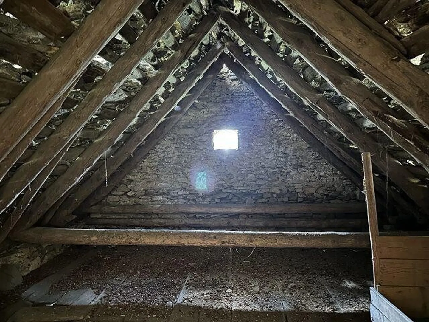 Maison rustique de 4 pièces à rénover avec beaucoup d'espace extérieur dans un emplacement isolé, très ensoleillé, calme avec vue panoramique - Photo 5 sur 13