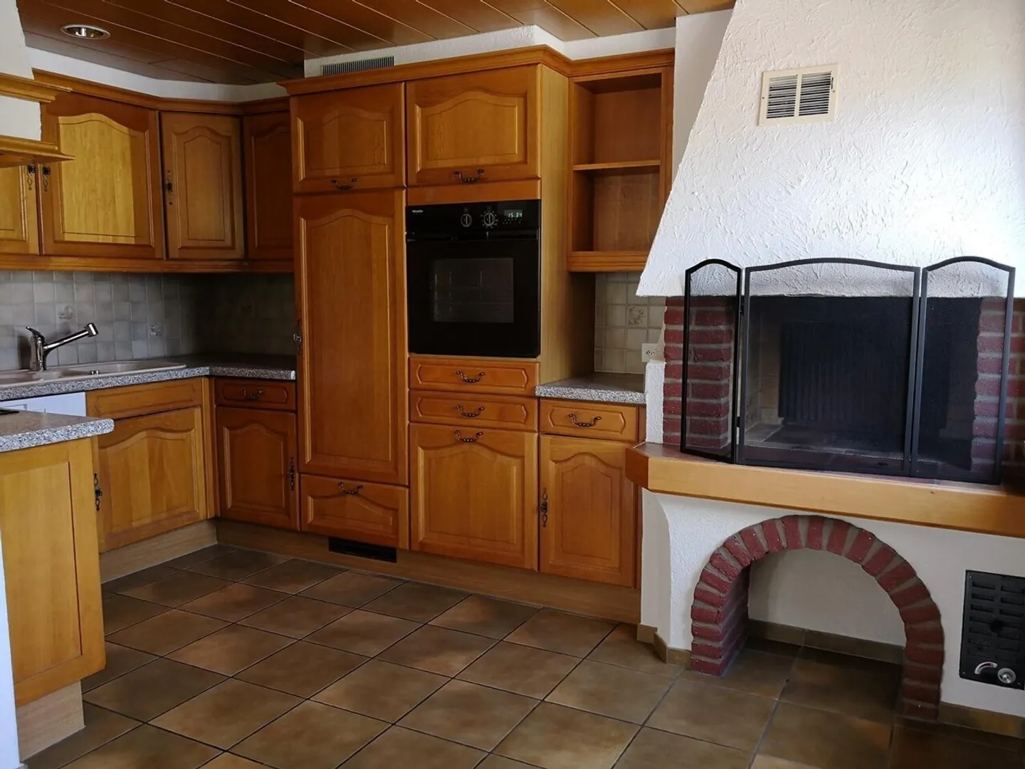 Charming Apartment with Washer - Photo 2 of 9