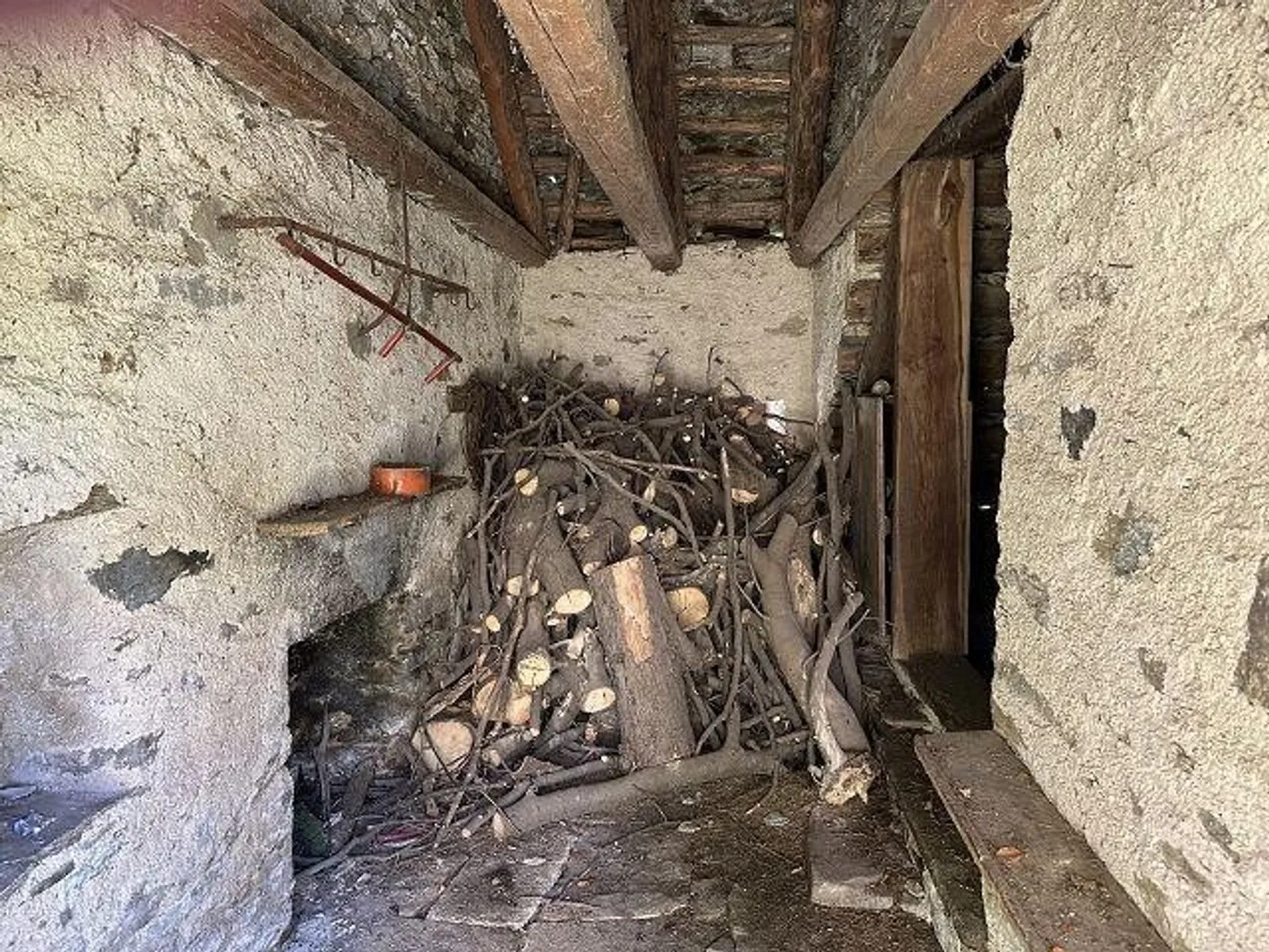 Maison rustique de 4 pièces à rénover avec beaucoup d'espace extérieur dans un emplacement isolé, très ensoleillé, calme avec vue panoramique - Photo 6 sur 13
