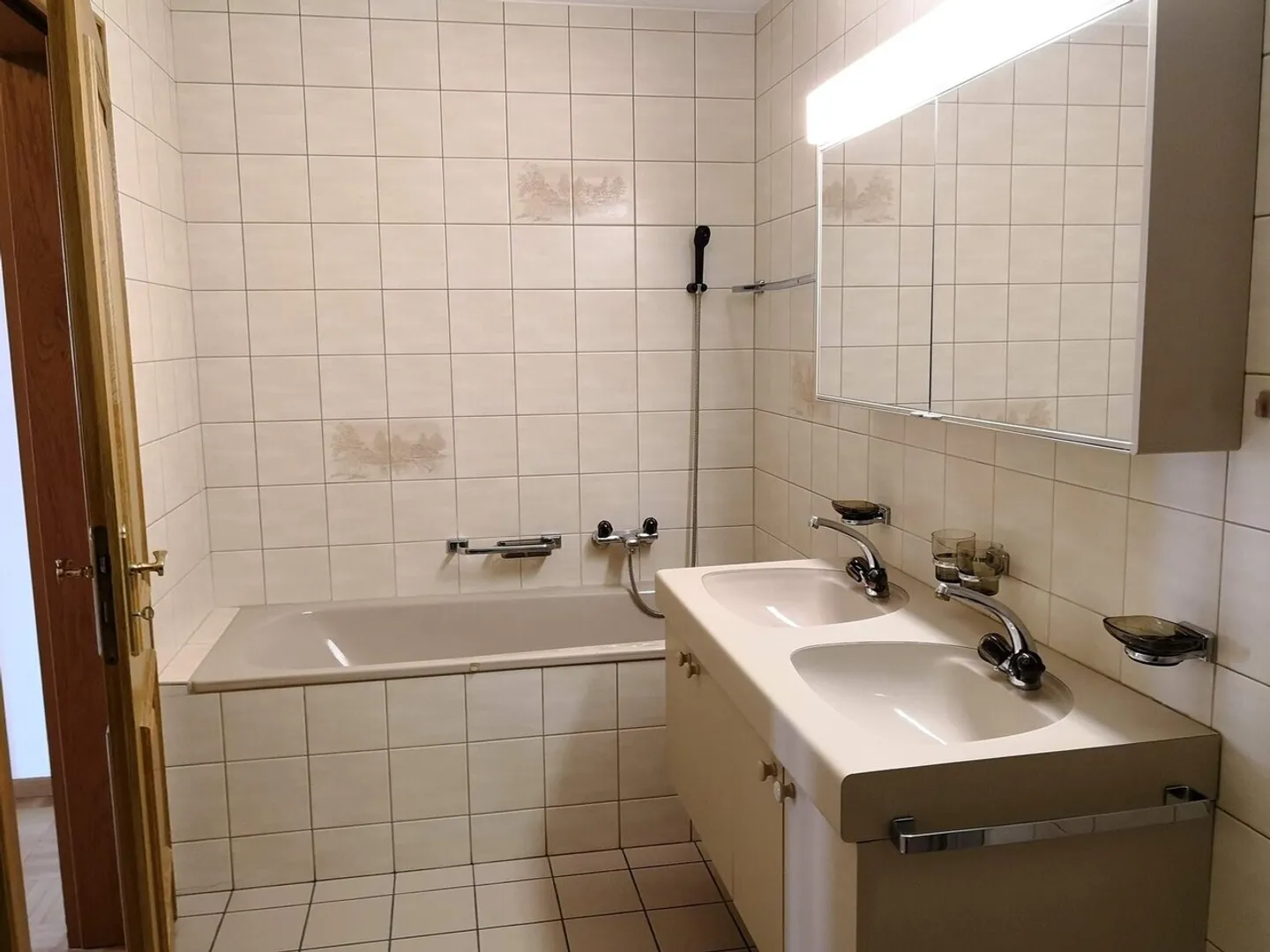 Charming Apartment with Washer - Photo 6 of 9