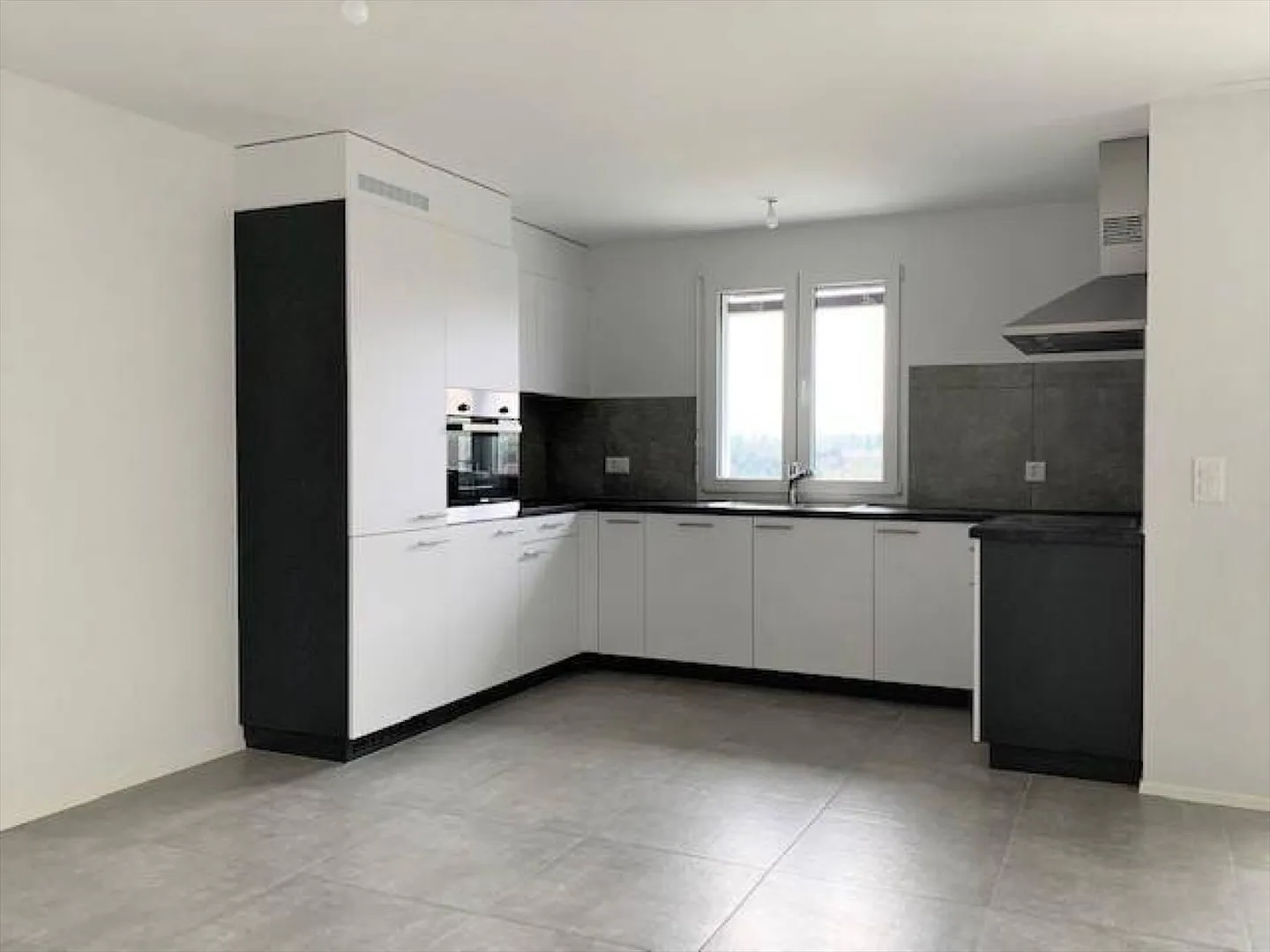 3.5 Room Apartment - Photo 3 of 10