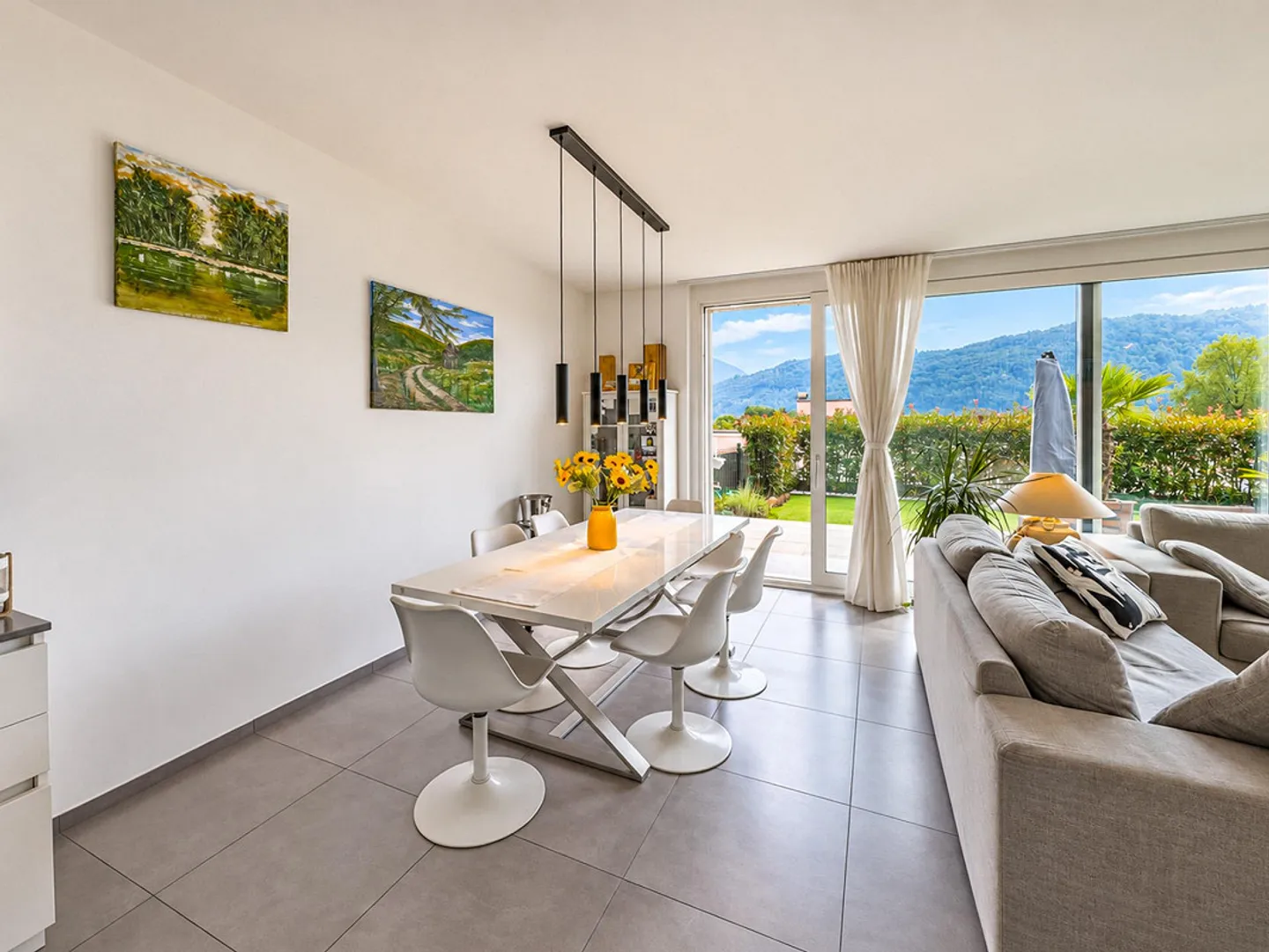 Moderna casa a schiera con giardino - Foto 2 di 13