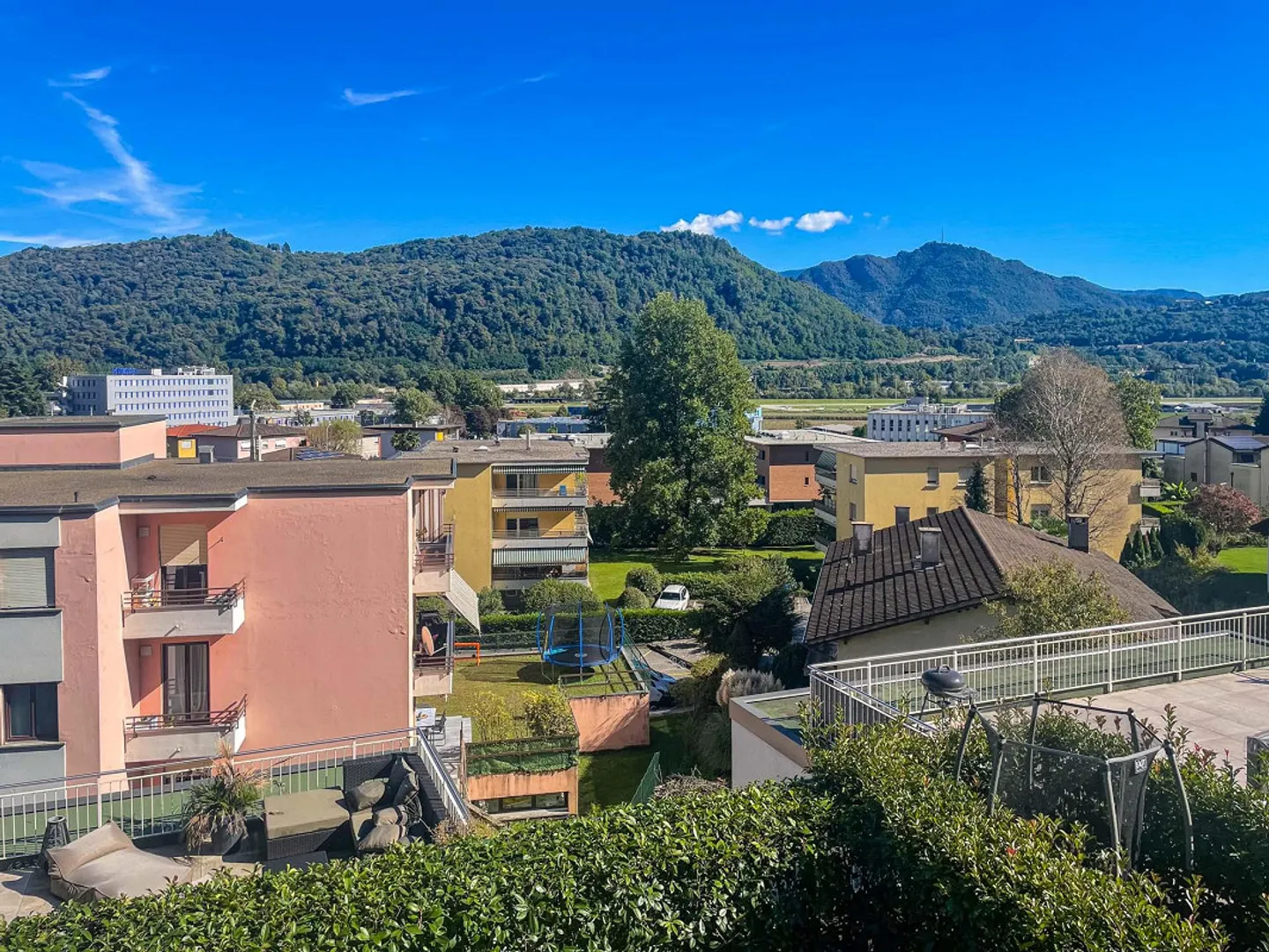 Moderna casa a schiera con giardino - Foto 9 di 13
