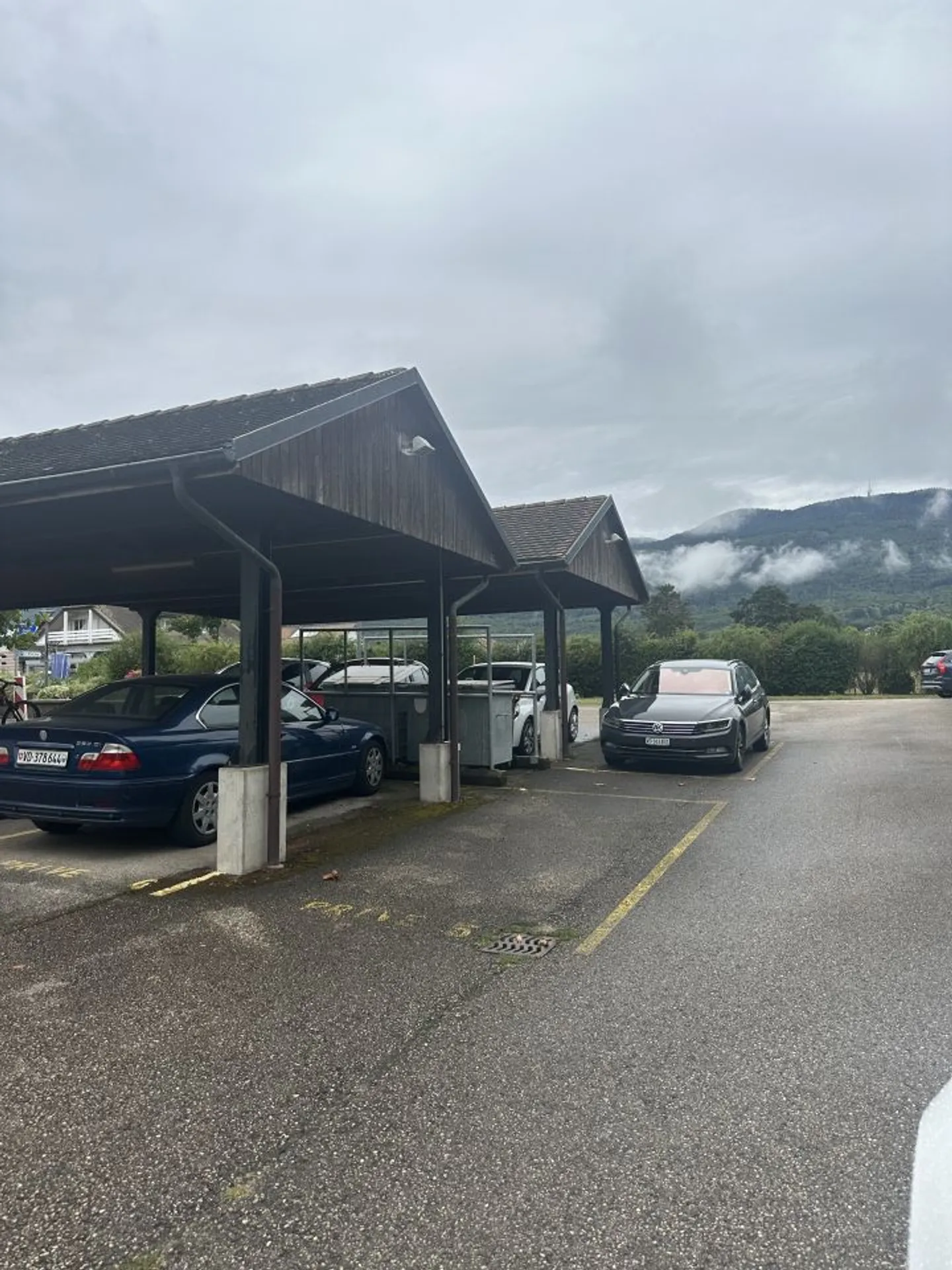 Place de parking sous toit au centre du village de Chéserex - Photo 1 sur 1