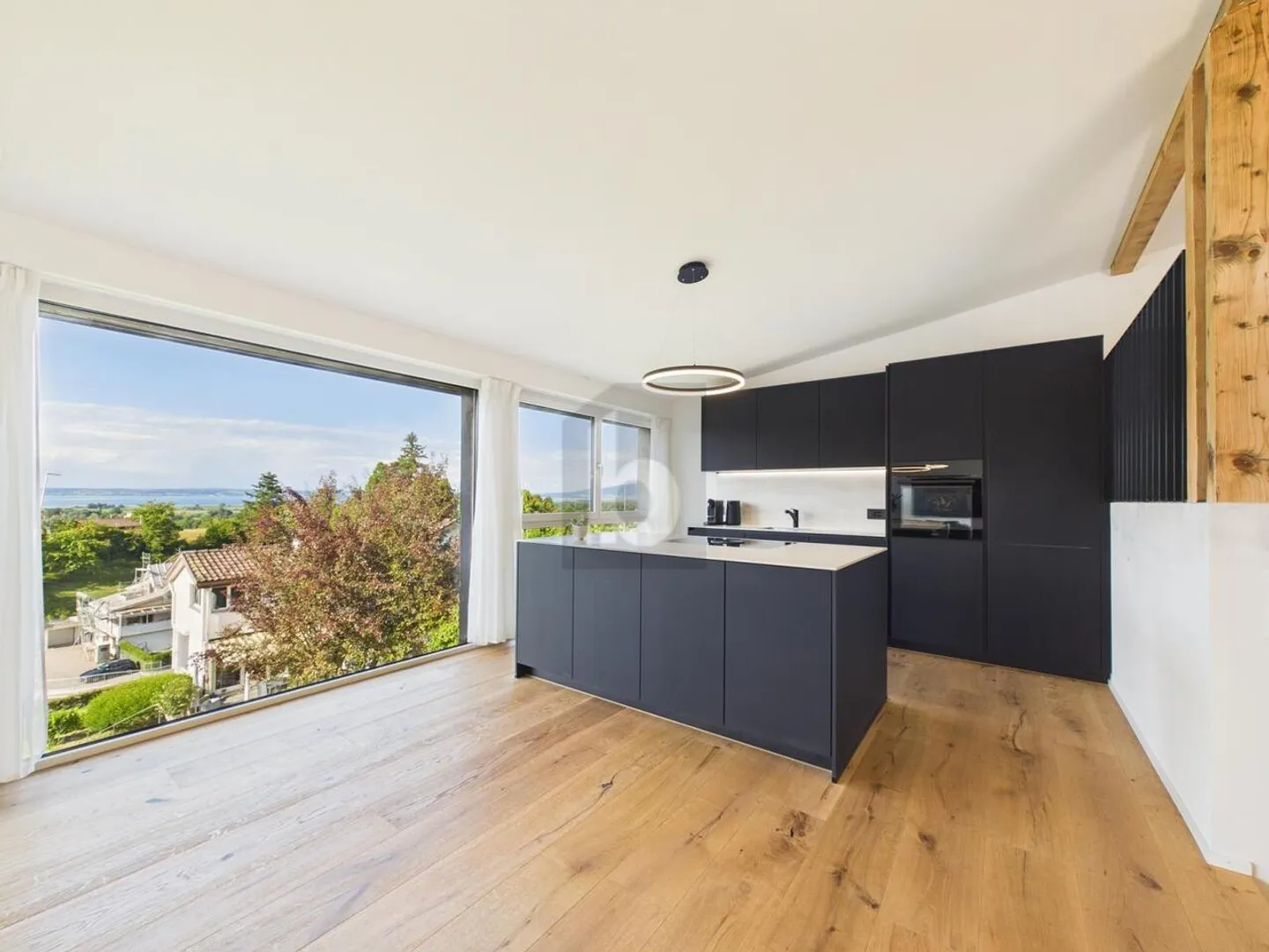 COMPLETAMENTE RISTRUTTURATO CON GIARDINO, PISCINA E VISTA PANORAMICA - Foto 2 di 5