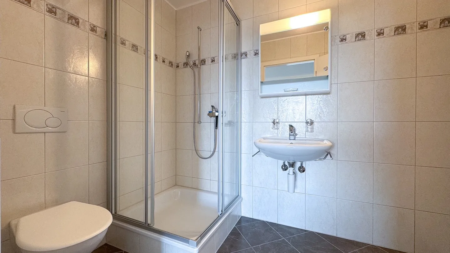 Modernes Apartment mit Balkon - Foto 8 von 9