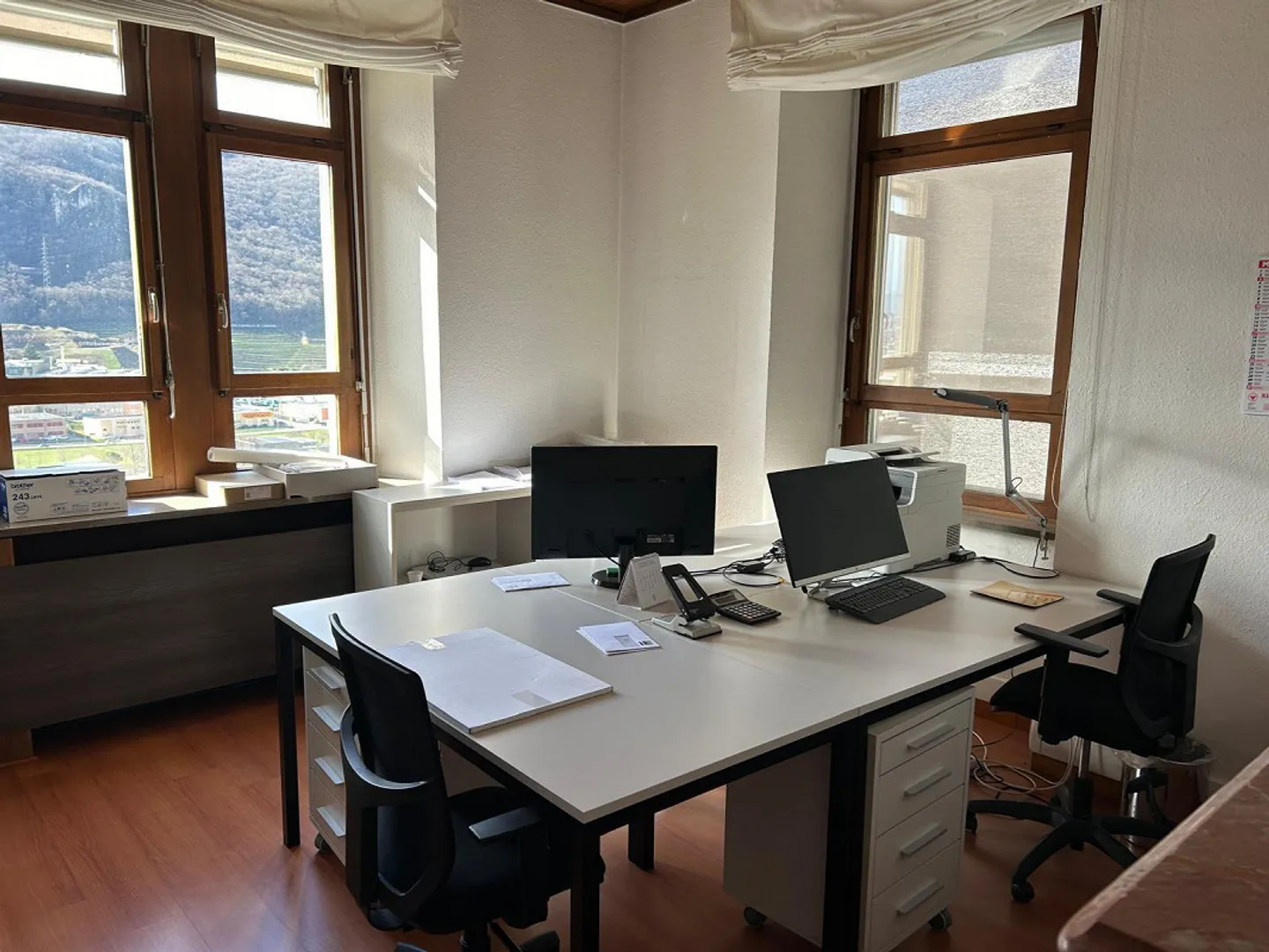 ELEGANTI UFFICI ARREDATI CON POSTEGGI INCLUSI A MENDRISIO - Foto 1 di 12