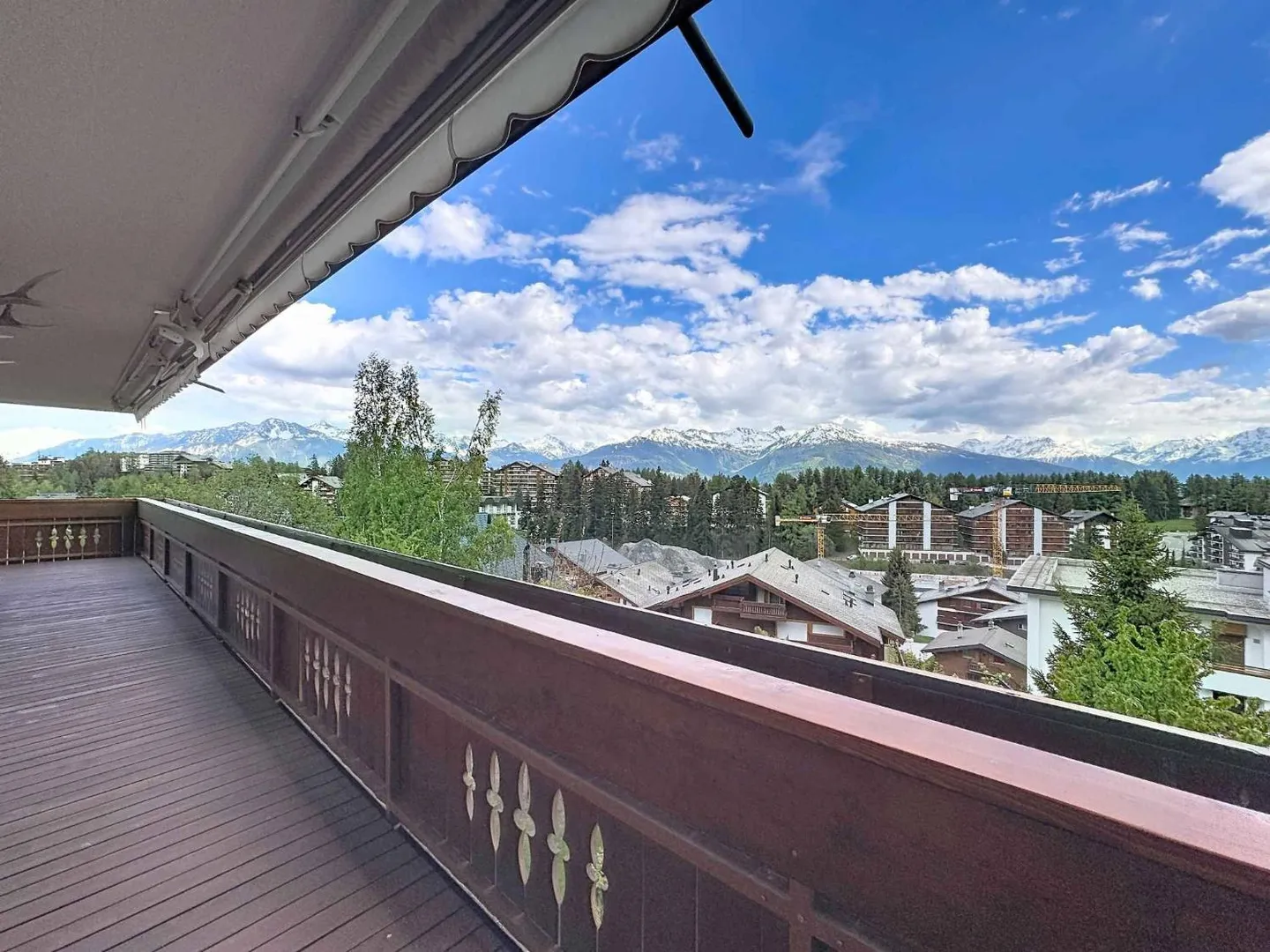 PRÄCHTIGE 5.5-ZIMMER-WOHNUNG MIT PANORAMABLICK AUF DIE ALPEN IN UNMITTELBARER NÄHE - Foto 2 von 9