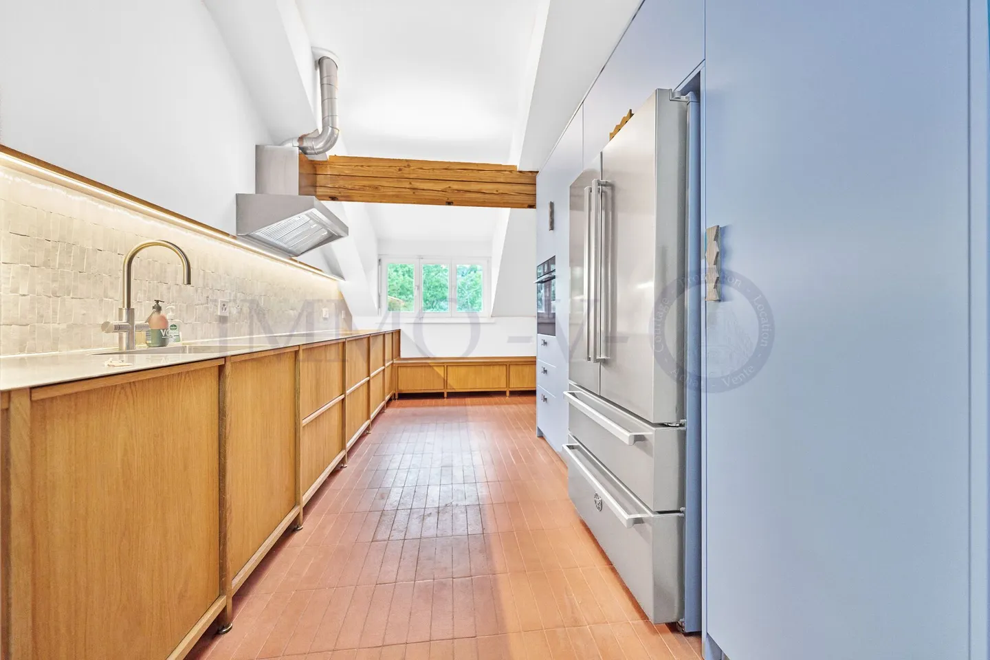 SPACIOUS RENOVATED PENTHOUSE WITH IDEAL LOCATION - Photo 4 of 10