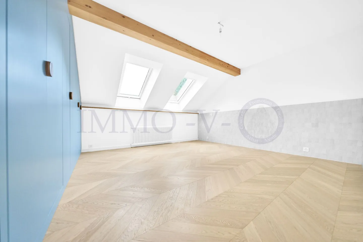 SPACIOUS RENOVATED PENTHOUSE WITH IDEAL LOCATION - Photo 5 of 10