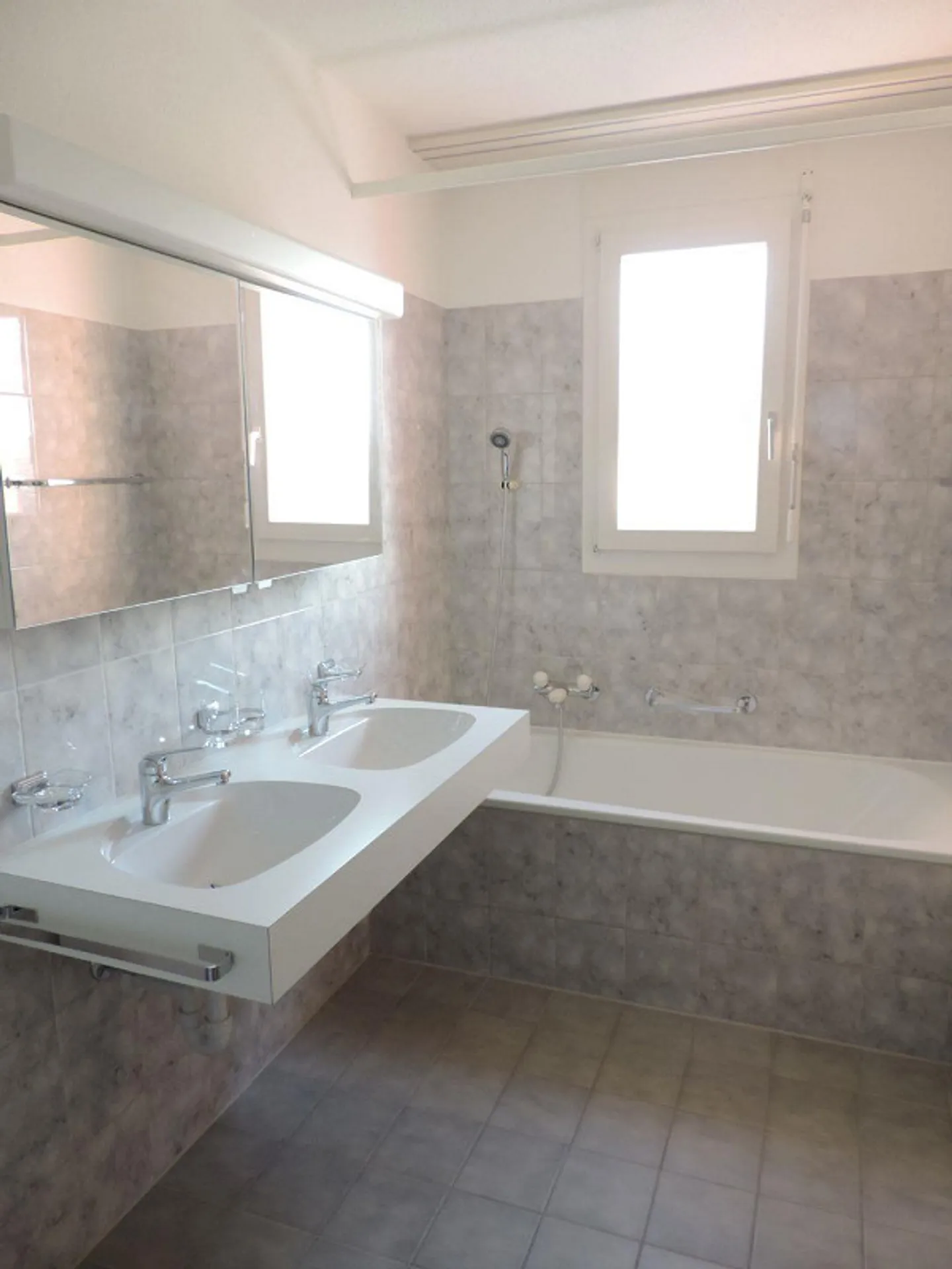 4.5-room penthouse apartment with large terrace - Photo 6 of 13