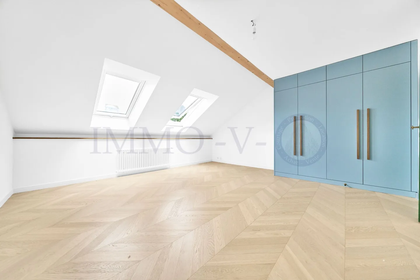 SPACIOUS RENOVATED PENTHOUSE WITH IDEAL LOCATION - Photo 6 of 10