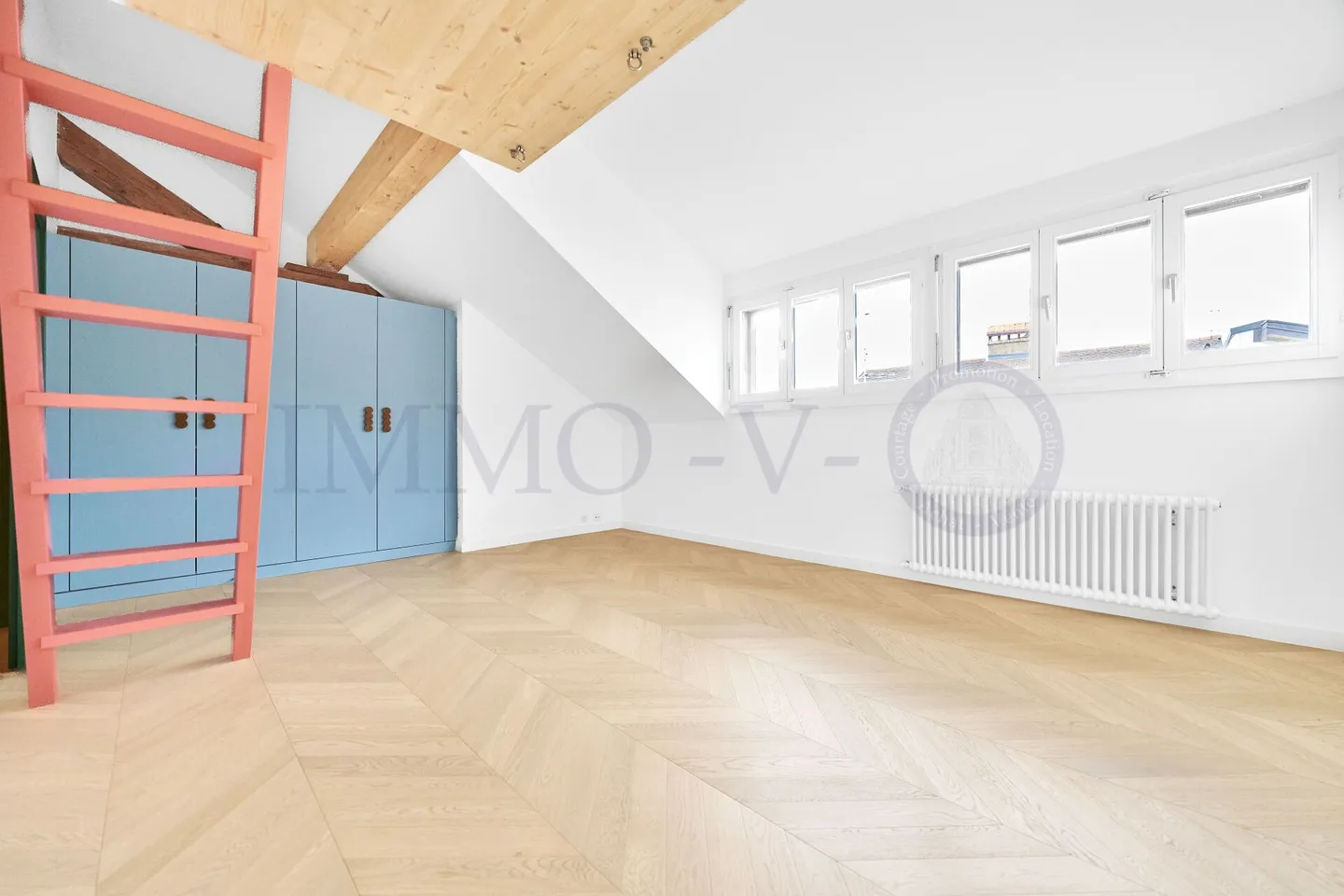 SPACIOUS RENOVATED PENTHOUSE WITH IDEAL LOCATION - Photo 7 of 10