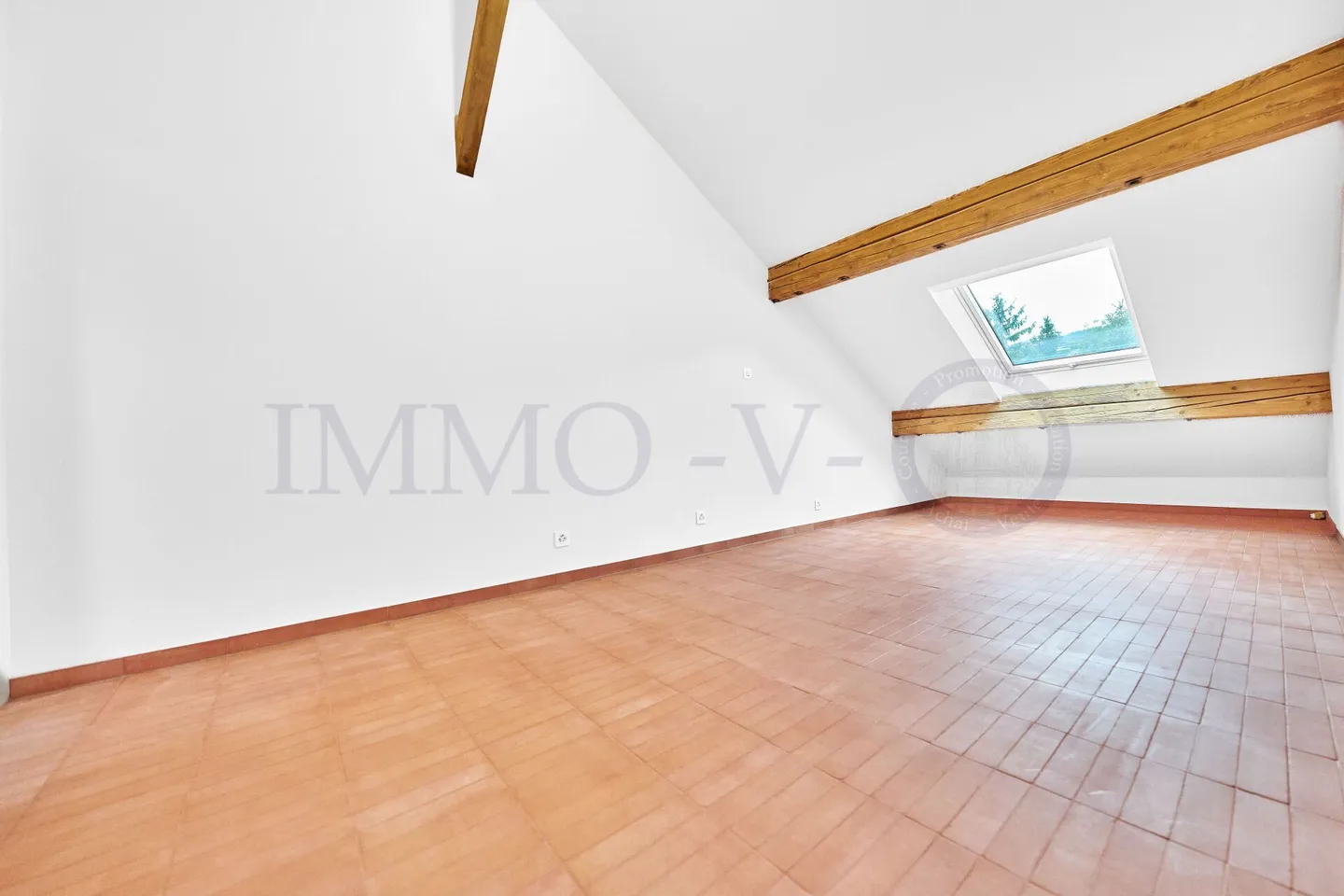 SPACIOUS RENOVATED PENTHOUSE WITH IDEAL LOCATION - Photo 8 of 10