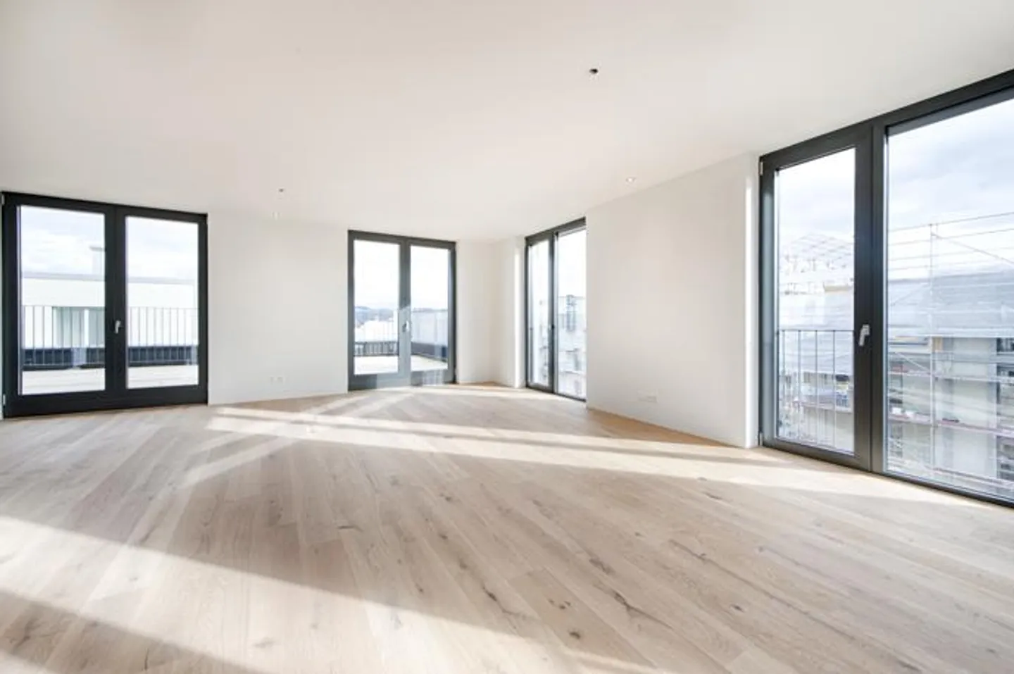 Light-flooded penthouse apartment with a wide view - Photo 6 of 12