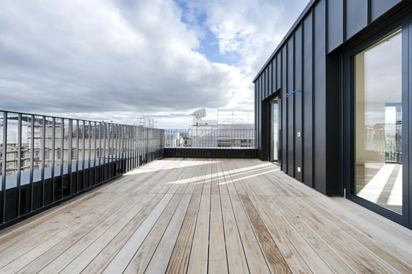 Light-flooded penthouse apartment with a wide view - Photo 10 of 12