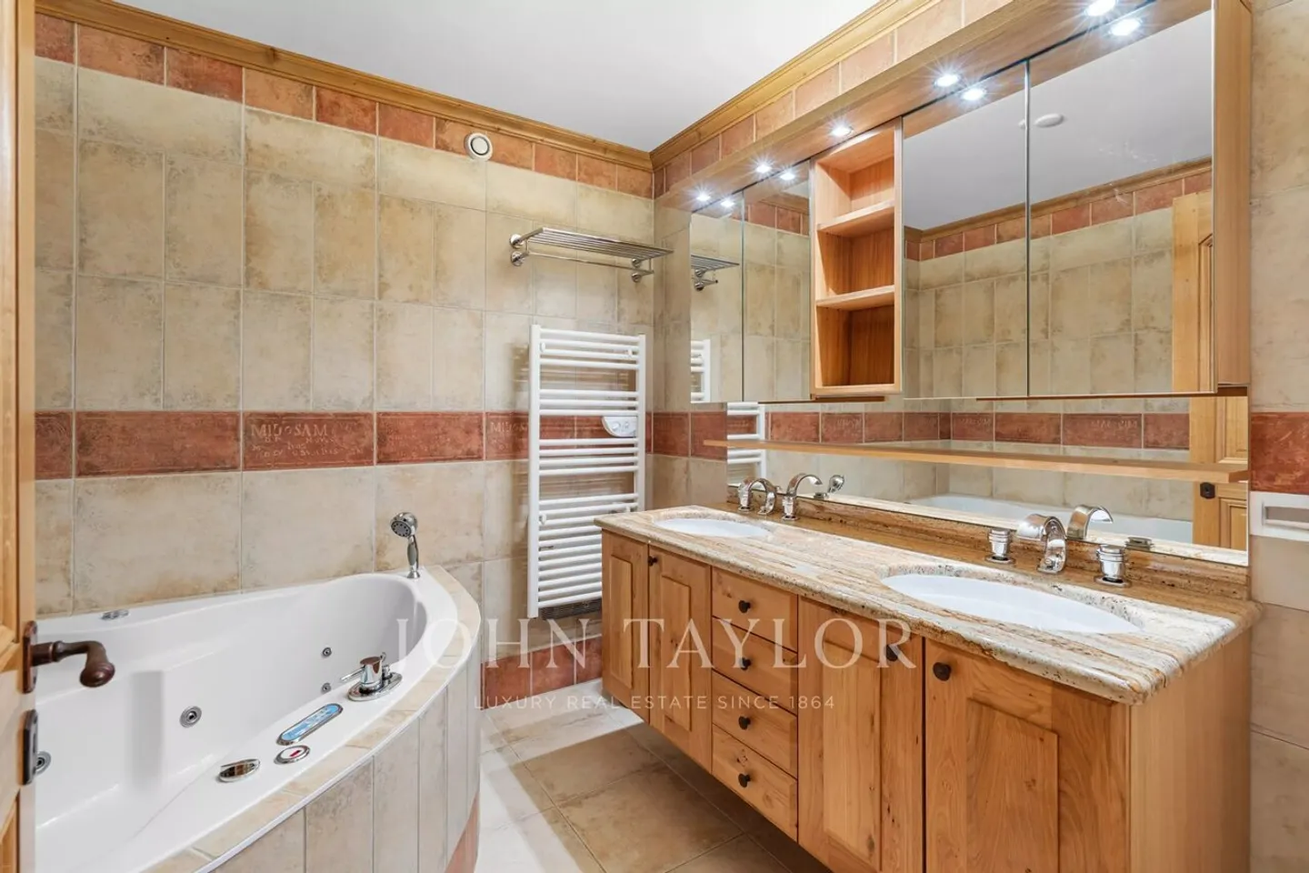 5,5 Luxuszimmer, Kathedraldecke, 4 Suiten, Wellness in Crans-Montana - Foto 7 von 13