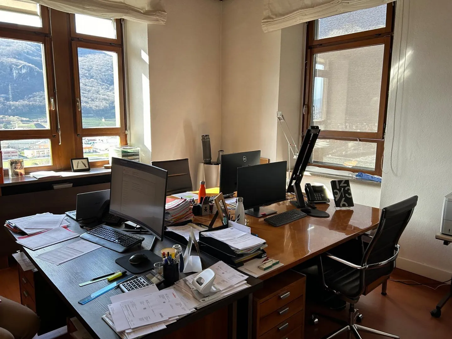 ELEGANTI UFFICI ARREDATI CON POSTEGGI INCLUSI A MENDRISIO - Foto 8 di 12