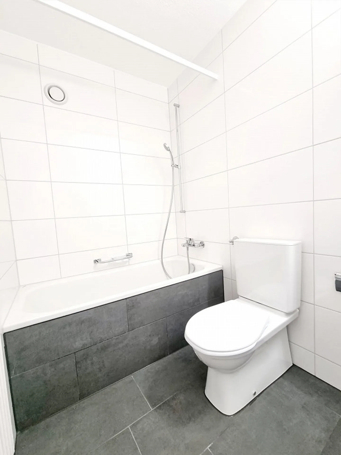 Ampio appartamento di 3,5 stanze ristrutturato con balcone e ascensore - Foto 3 di 9