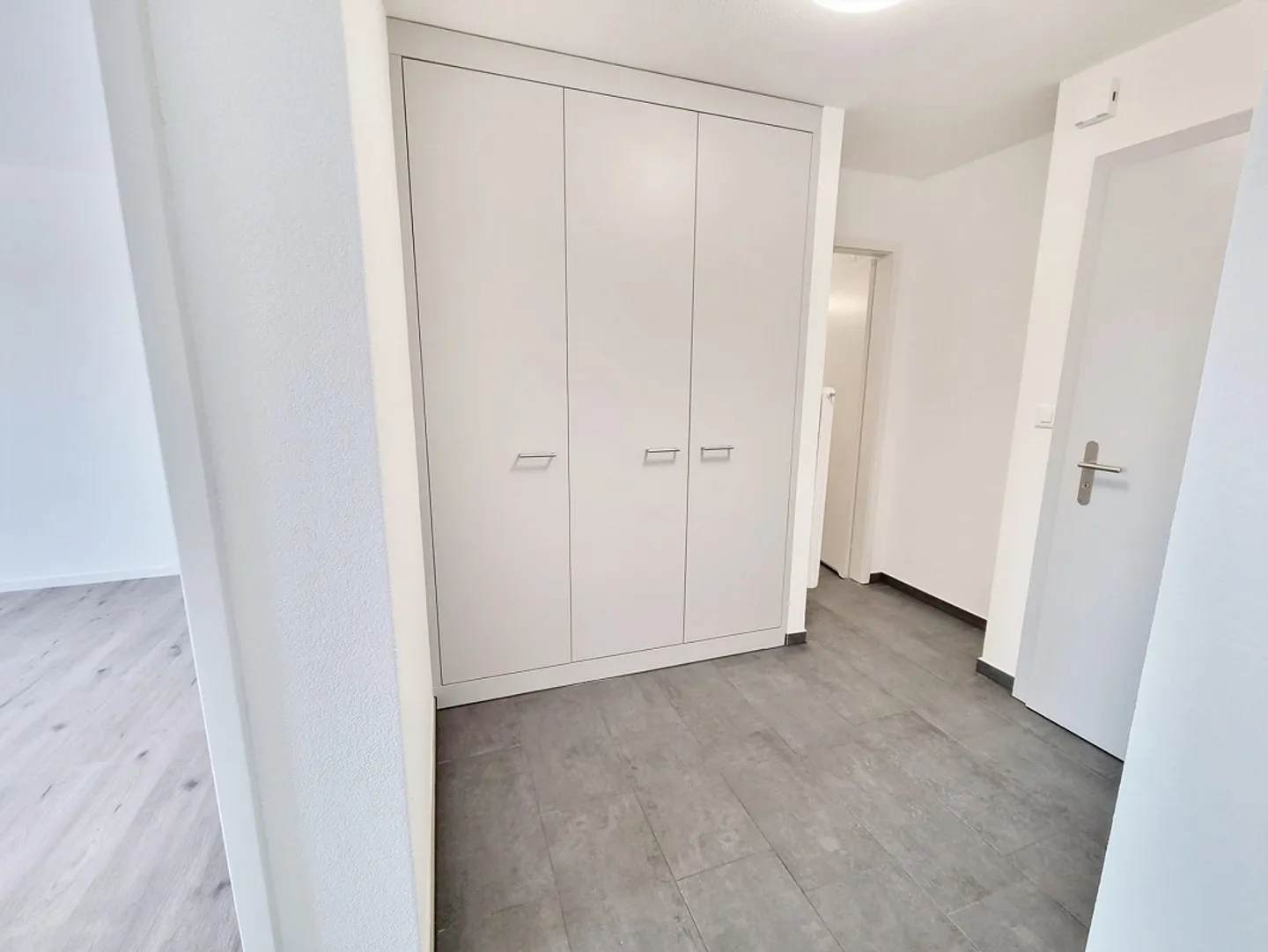 Ampio appartamento di 3,5 stanze ristrutturato con balcone e ascensore - Foto 5 di 9