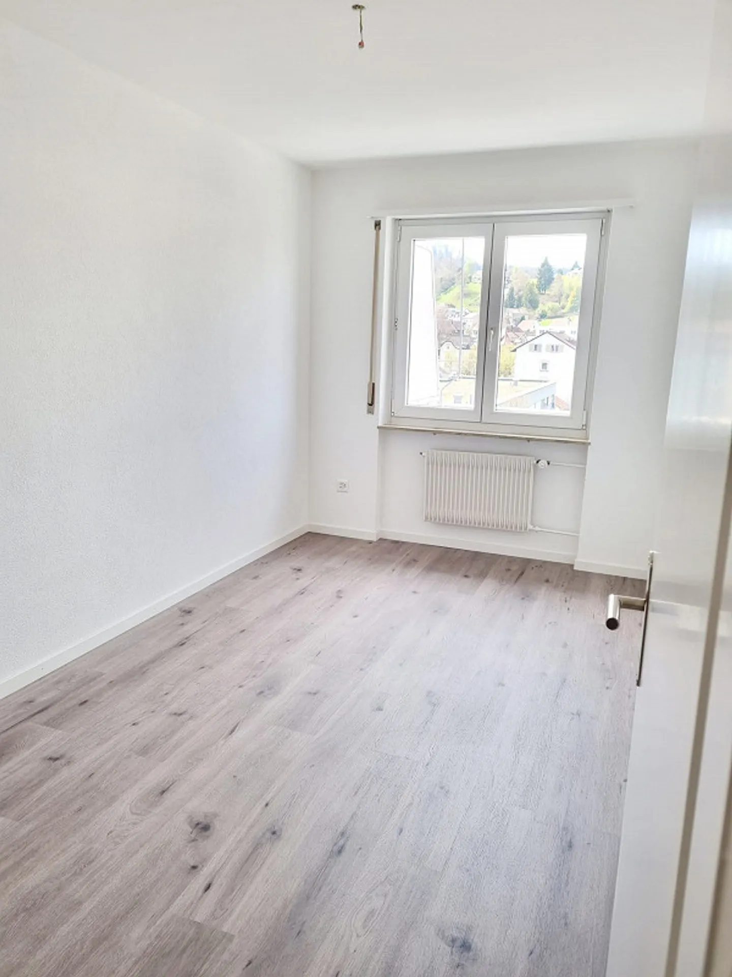 Ampio appartamento di 3,5 stanze ristrutturato con balcone e ascensore - Foto 8 di 9